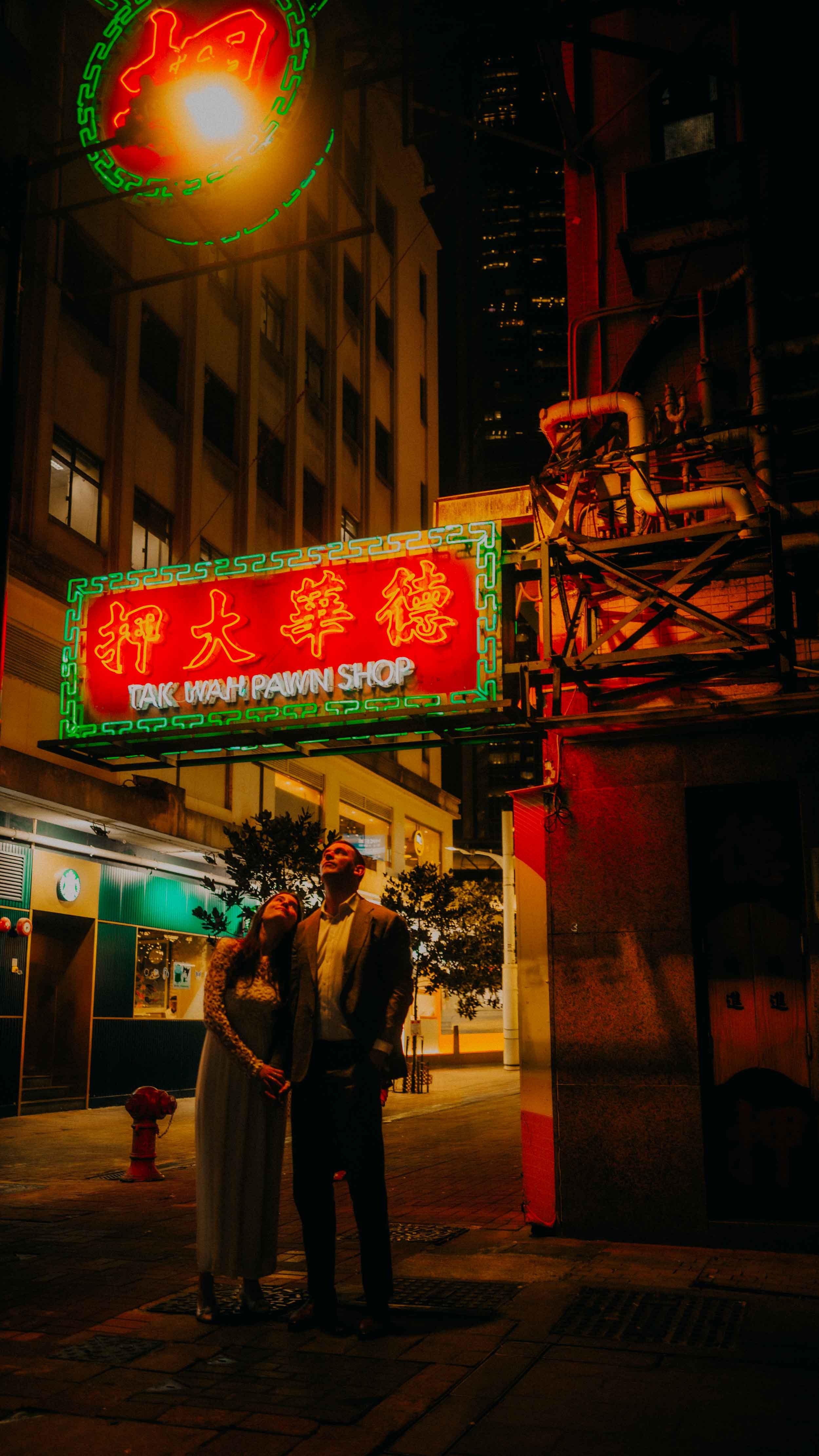7-hongkong-night-elopement-neon-framing-portrait-leica-q3.jpg