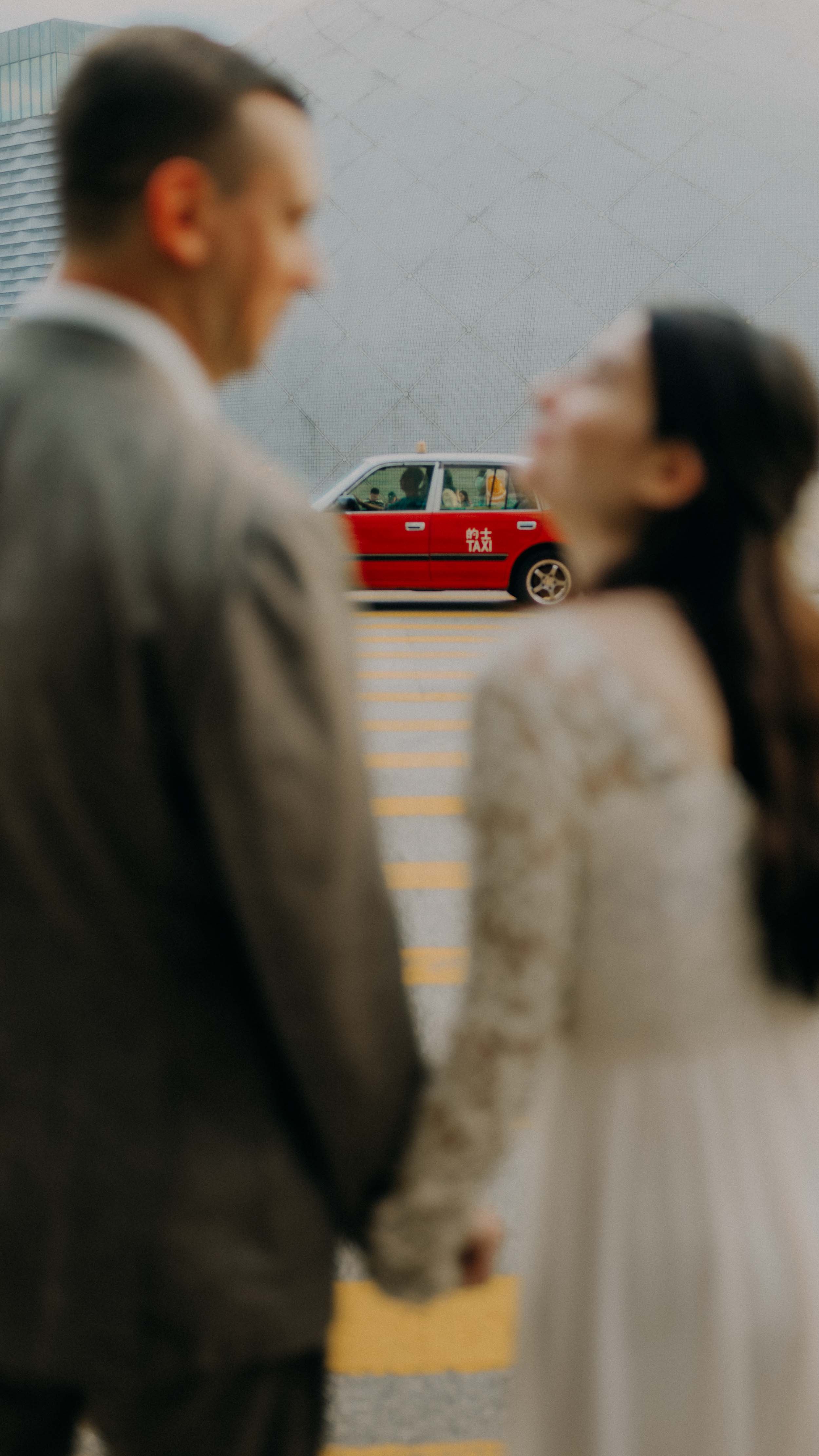 8-hongkong-couple-red-taxi-portrait-leica-sl2.jpg