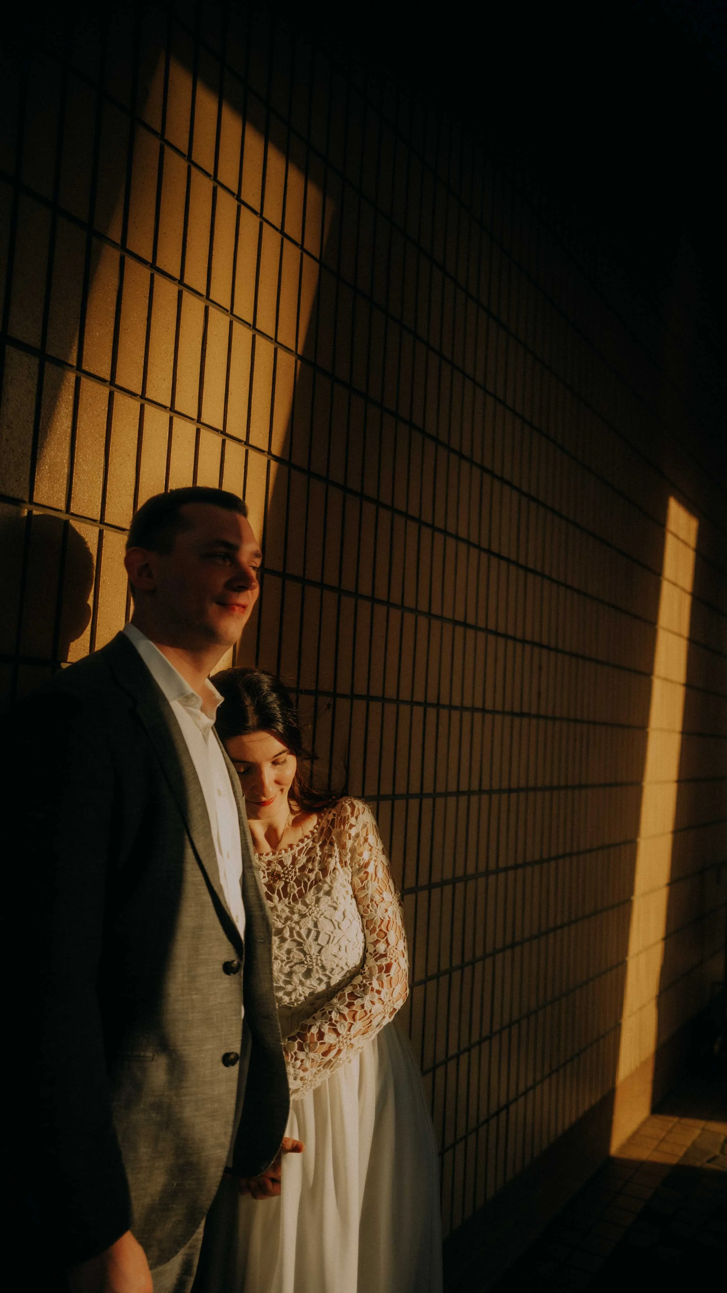9-hongkong-elopement-light-shadow-portrait-leica-q3.jpg