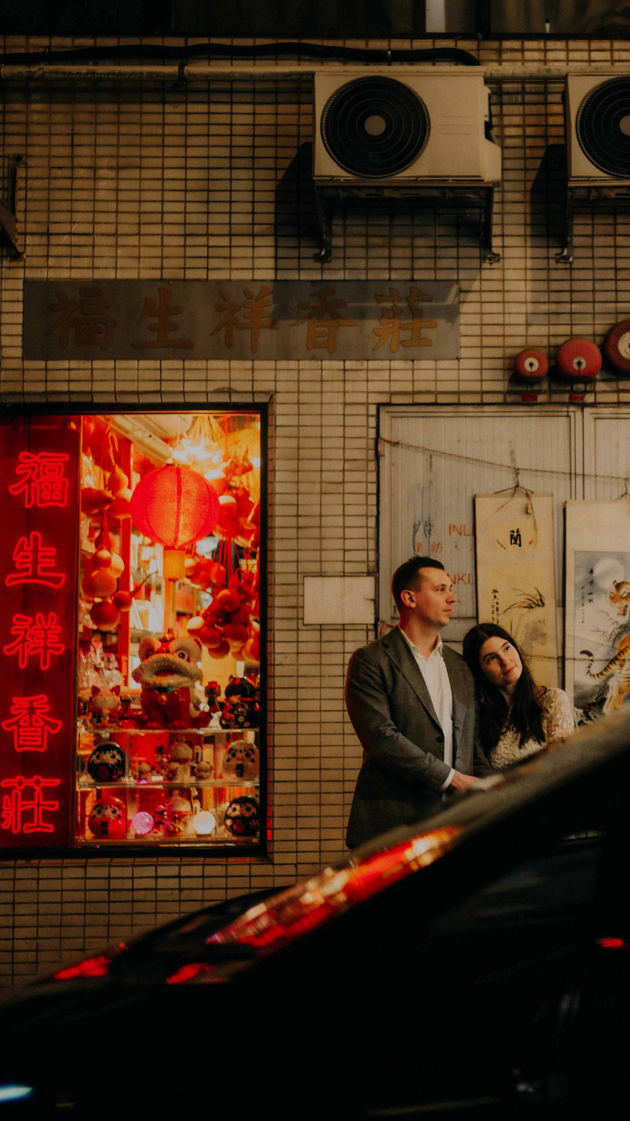 11-hongkong-night-elopement-red-neon-portrait-leica-sl2.jpg