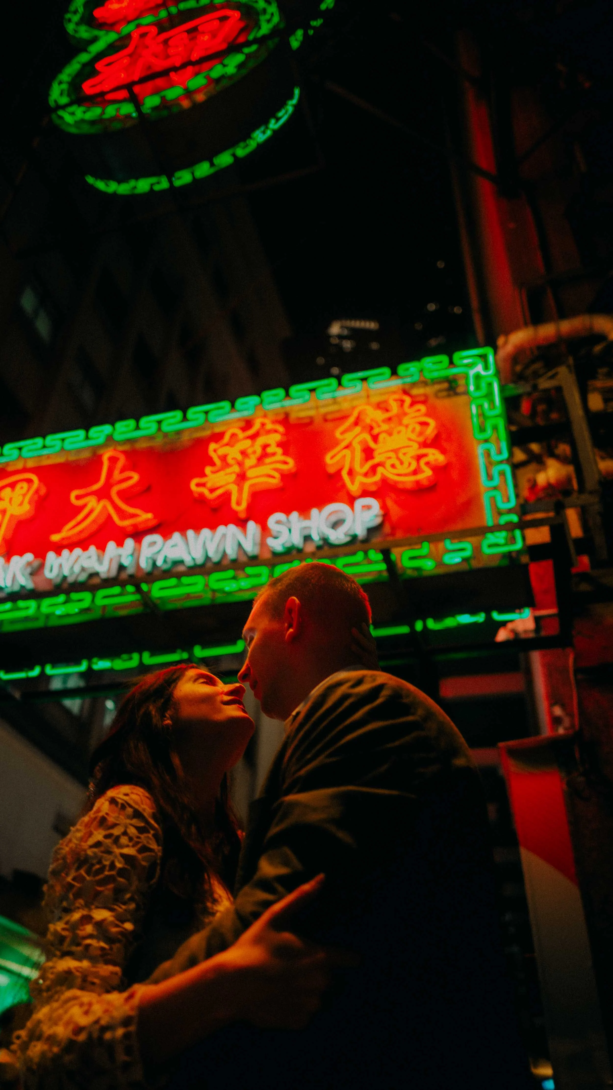 13-hongkong-night-elopement-neon-closeup-portrait-leica-q3.jpg