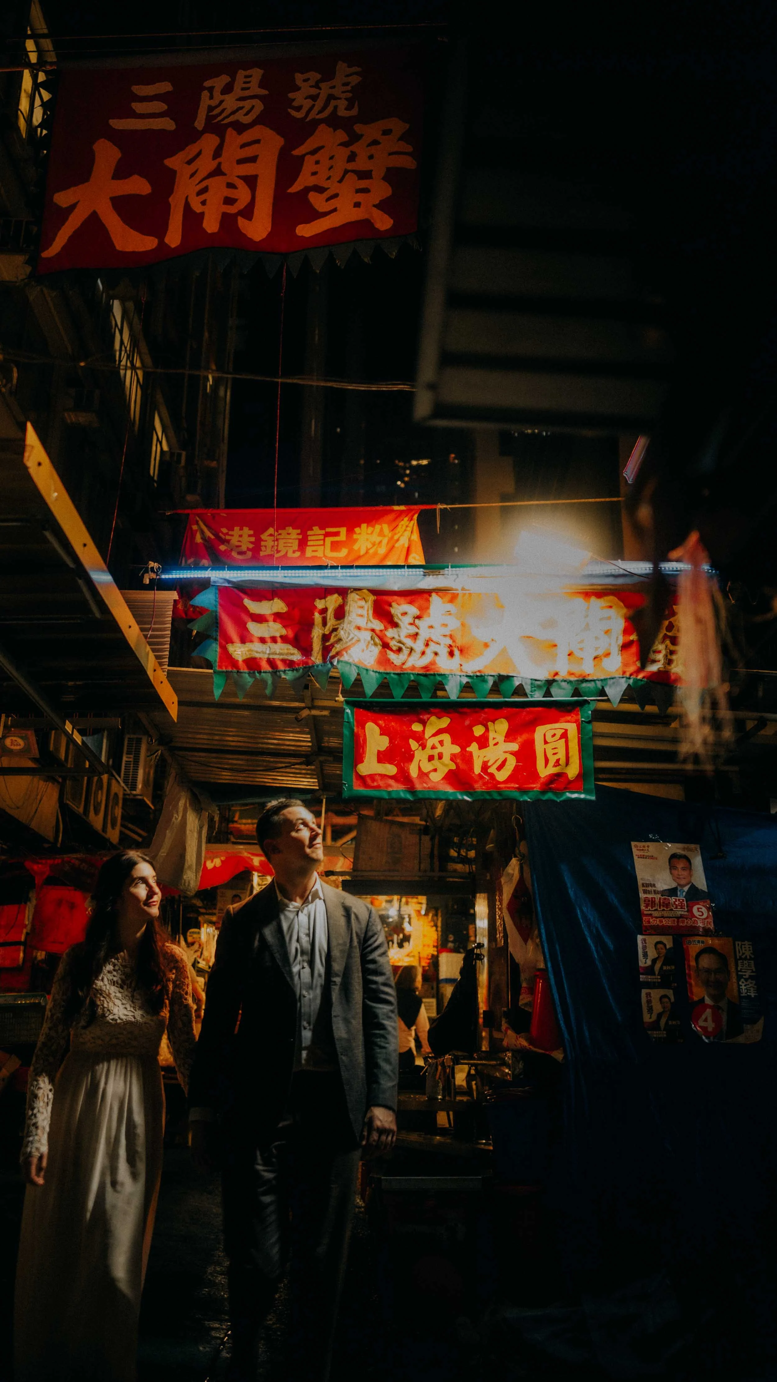 15-hongkong-night-elopement-central-alley-portrait-leica-q3.jpg