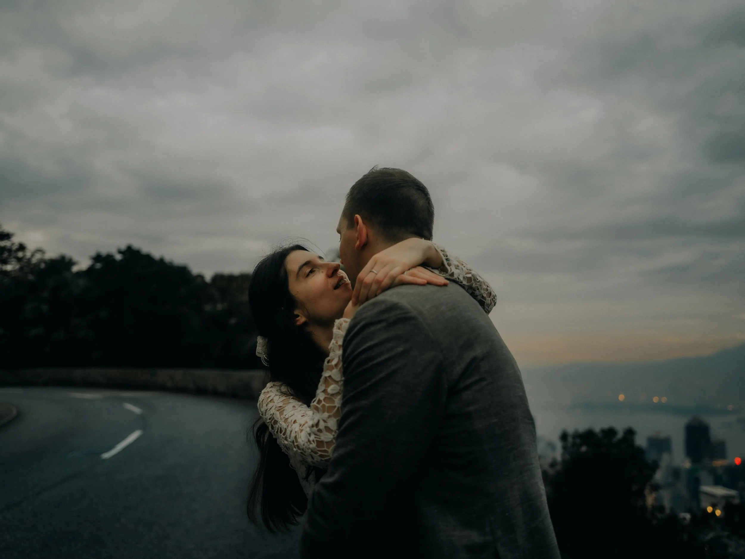 31-hongkong-elopement-barkerroad-embrace-landscape-leica-q3.jpg