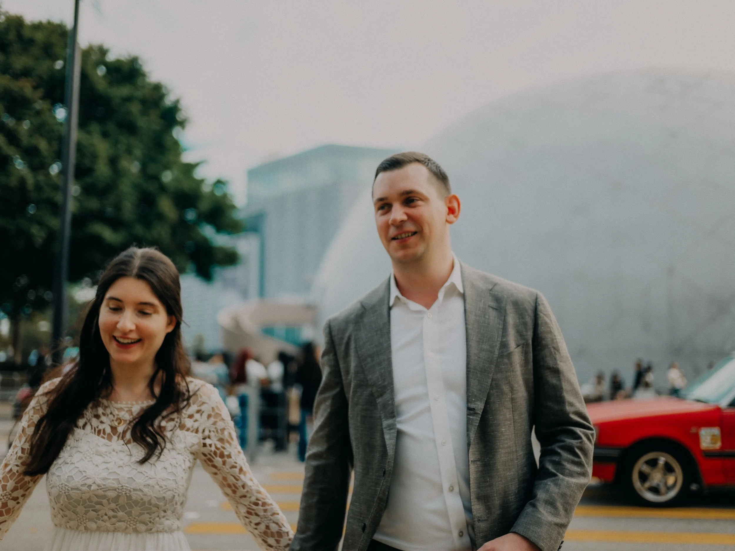 33-hongkong-candid-couple-tsimshatsui-landscape-leica-sl2.jpg