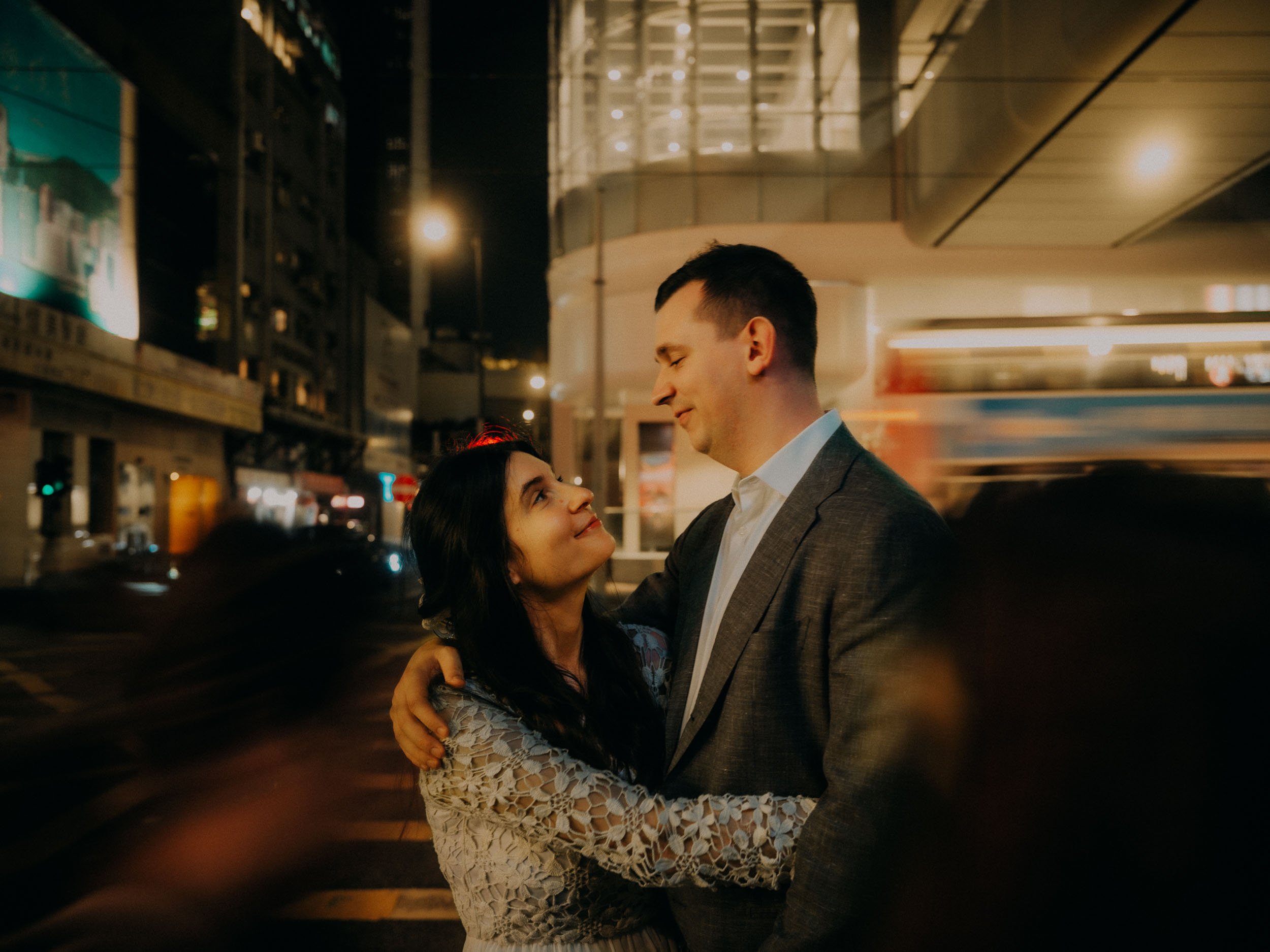 39-hongkong-elopement-central-motionblur-landscape-leica-q3.jpg