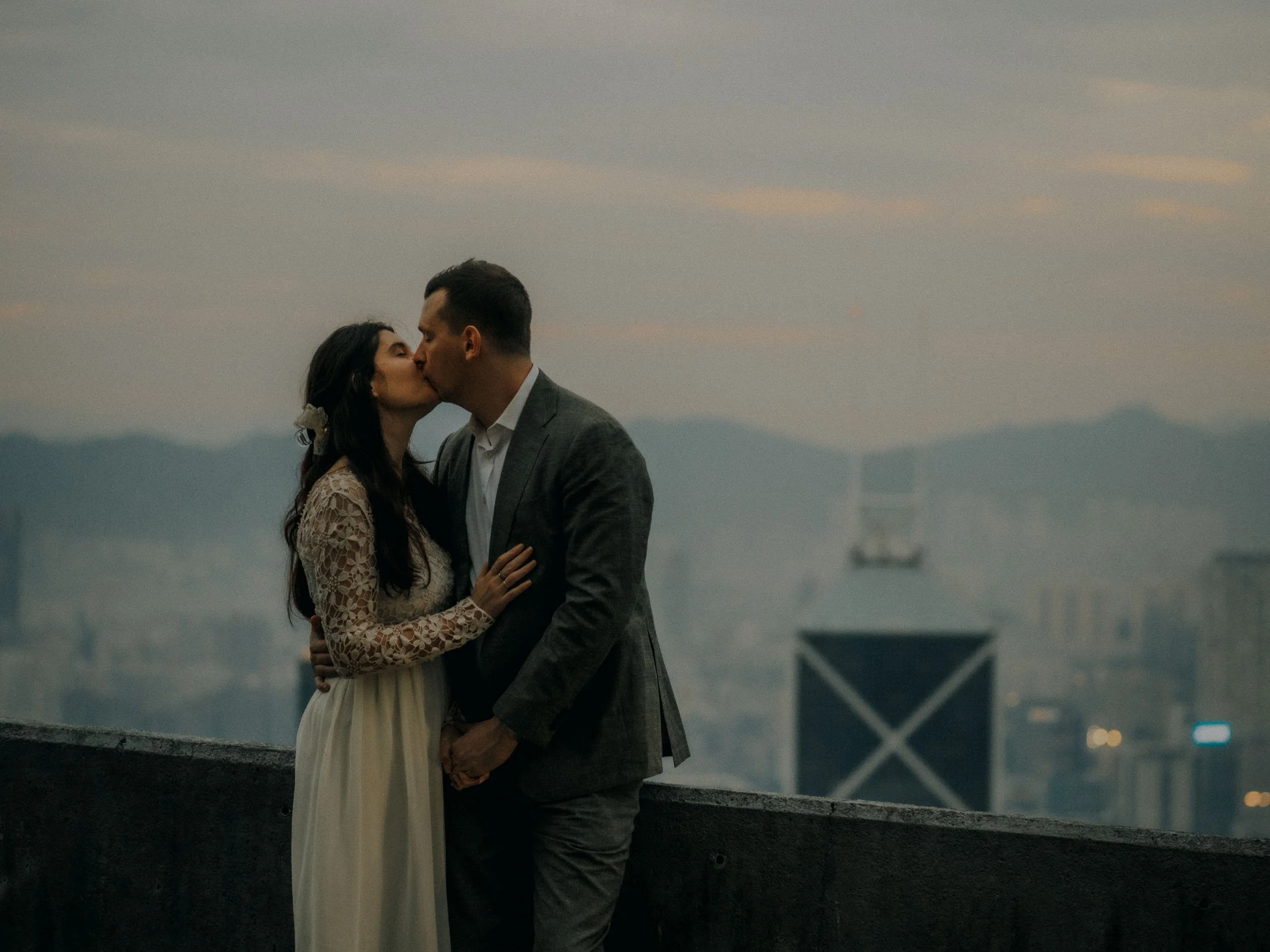 40-hongkong-elopement-telephoto-kiss-landscape-leica-m11.jpg