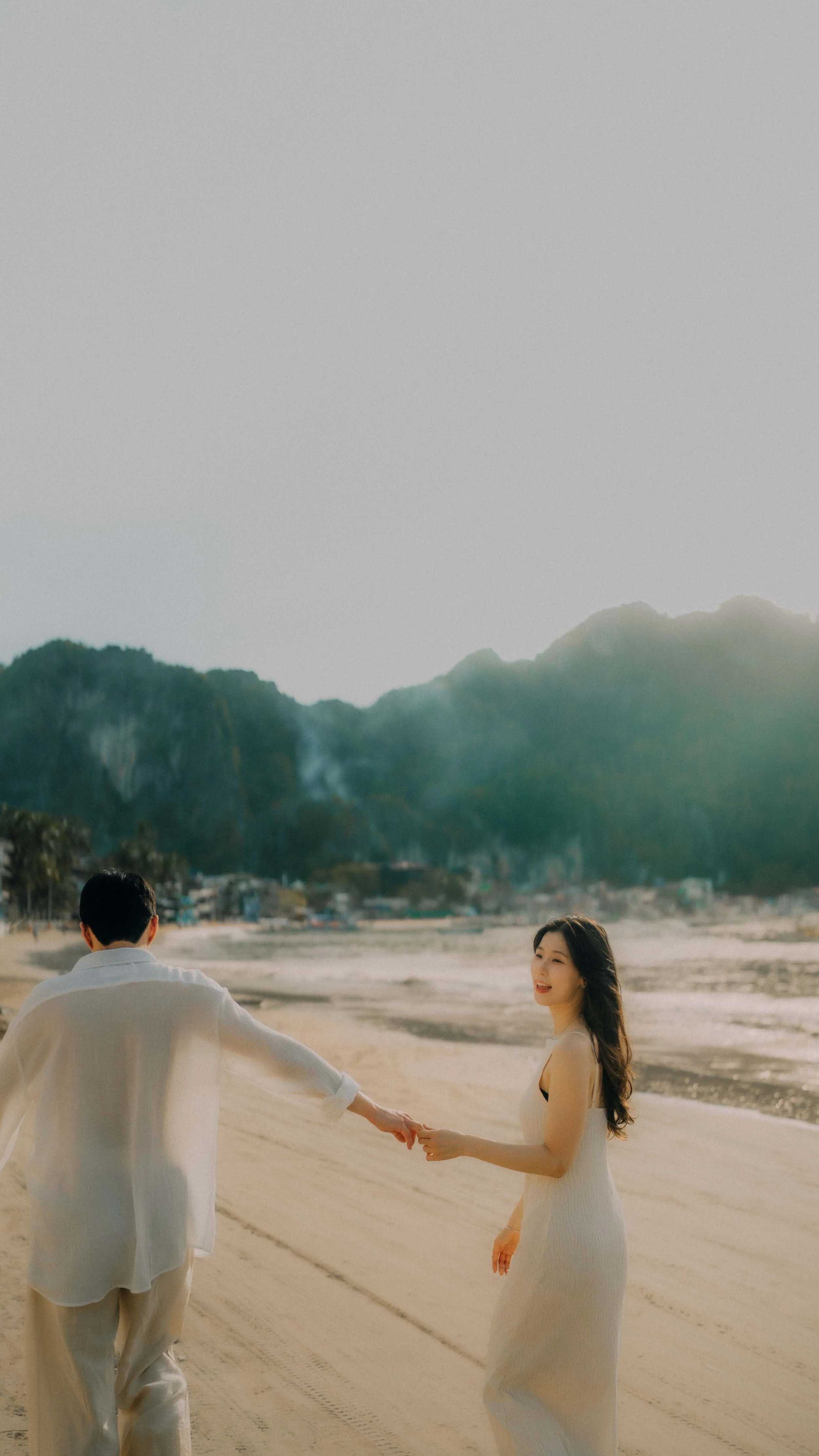 3-elnido-couple-town-early-light-beach-walk-portrait-sony-a7rm5.jpg