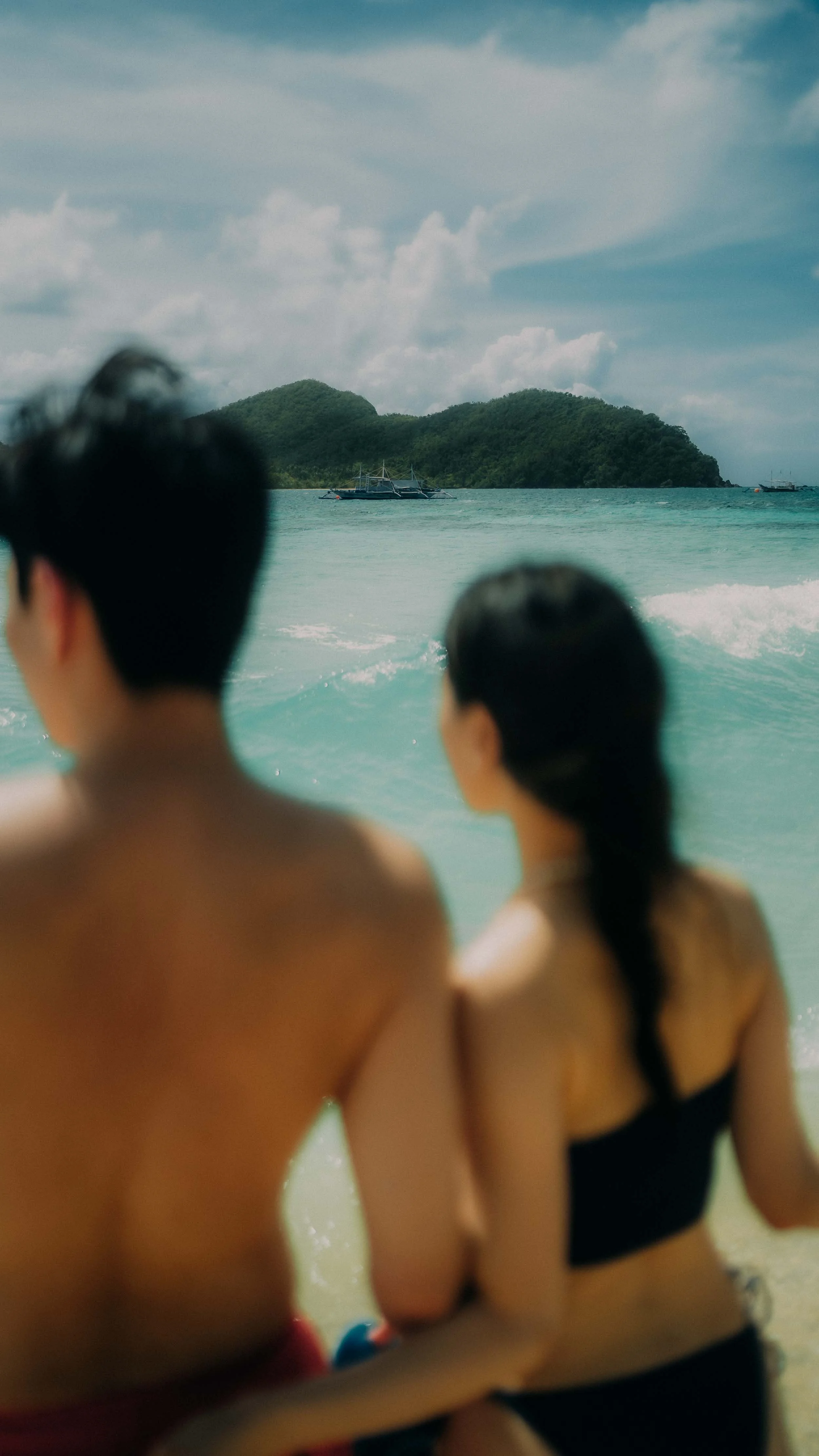 14-elnido-couple-pangulasian-foreground-blur-portrait-sony-a7rm5.jpg