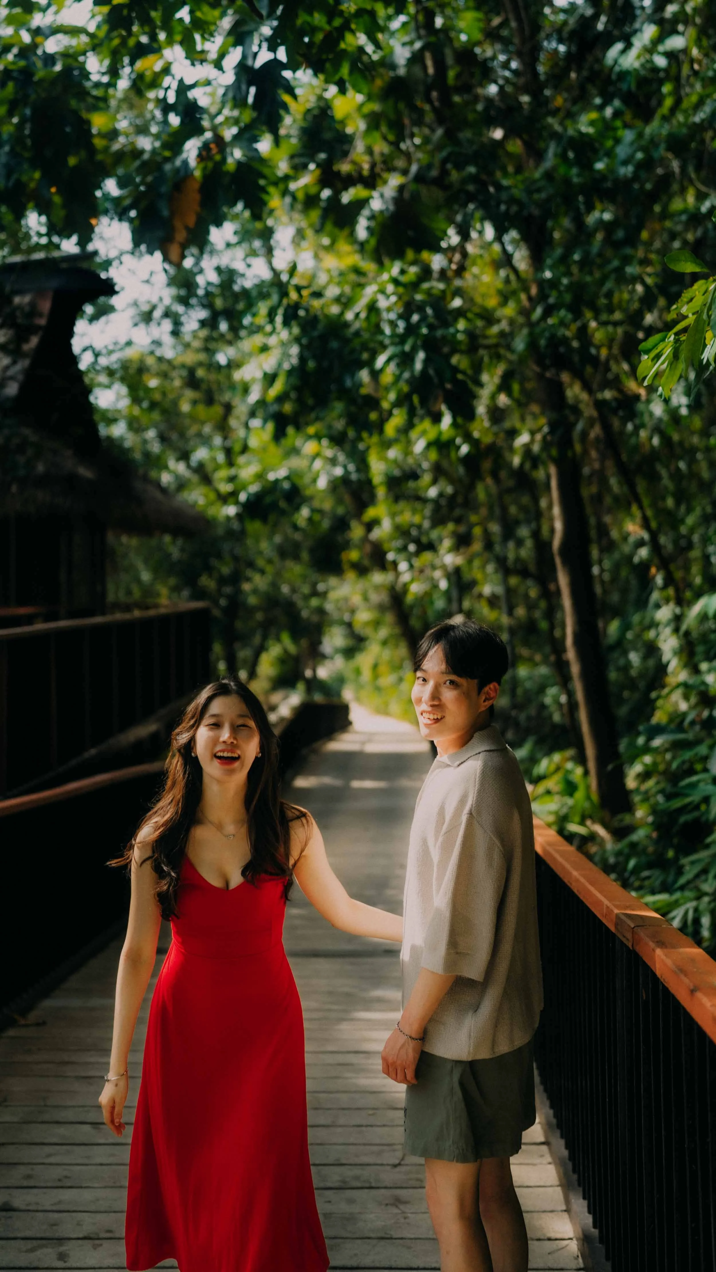 15-elnido-couple-pangulasian-candid-walk-portrait-sony-a7rm5.jpg