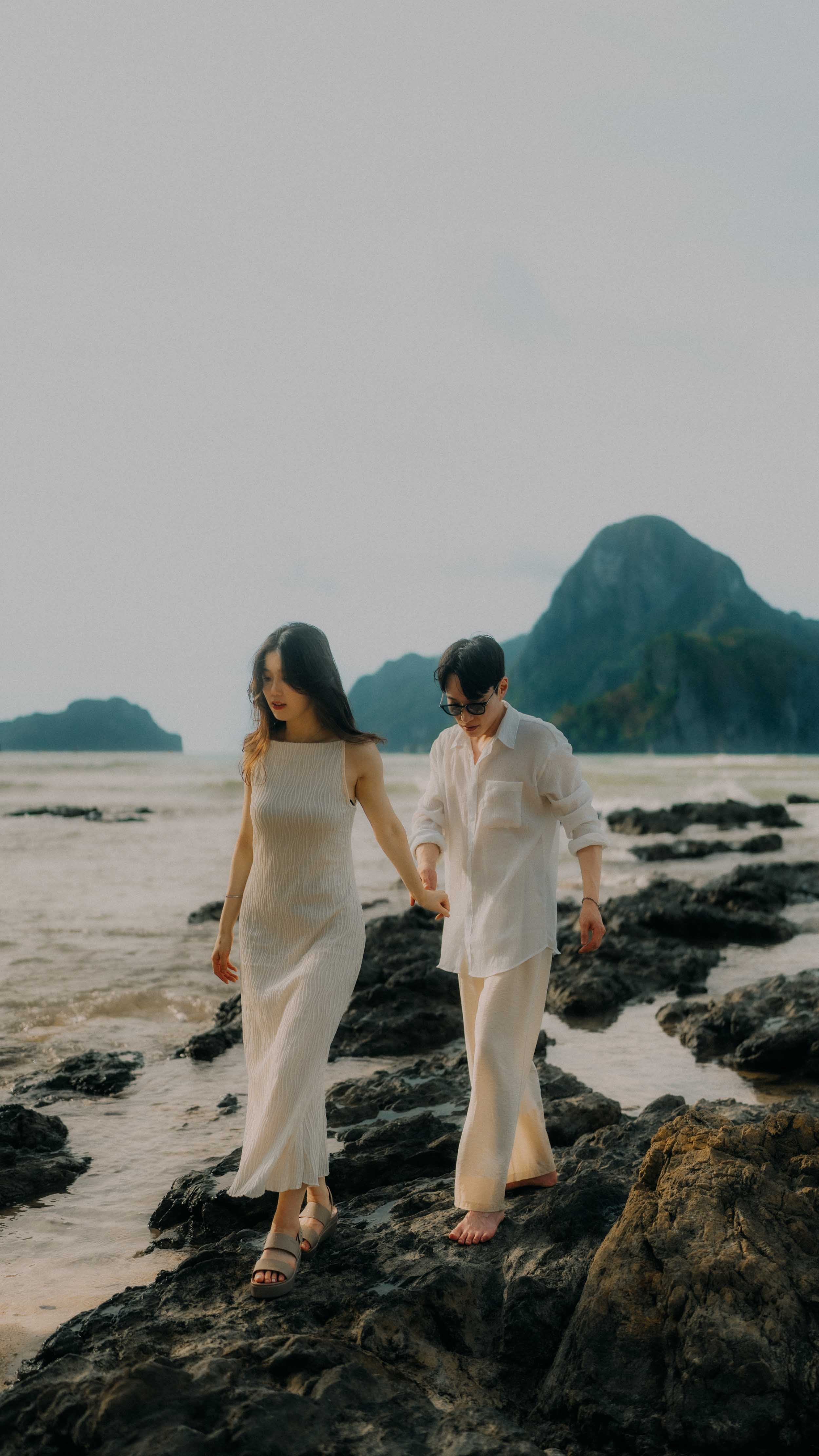 18-elnido-couple-caalan-beach-overcast-walk-portrait-sony-a7rm5.jpg