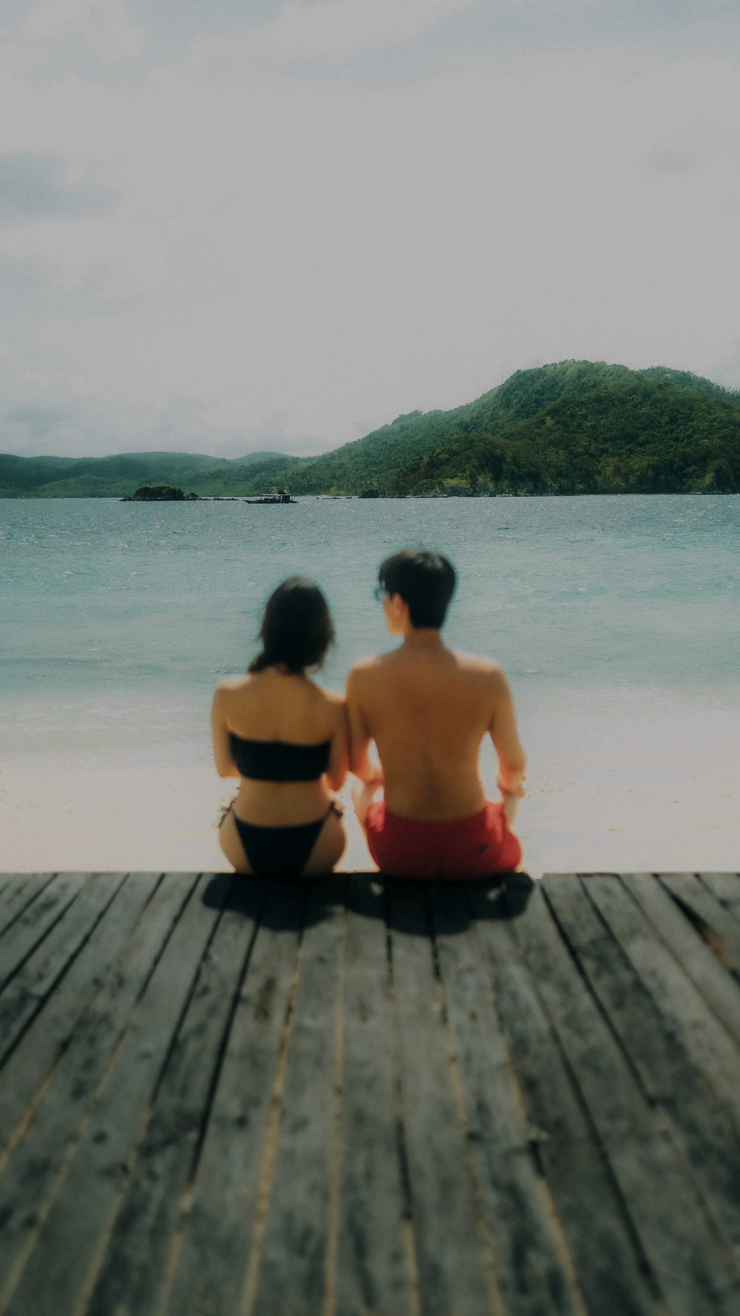 20-elnido-couple-pangulasian-clubhouse-foreground-blur-portrait-sony-a7rm5.jpg