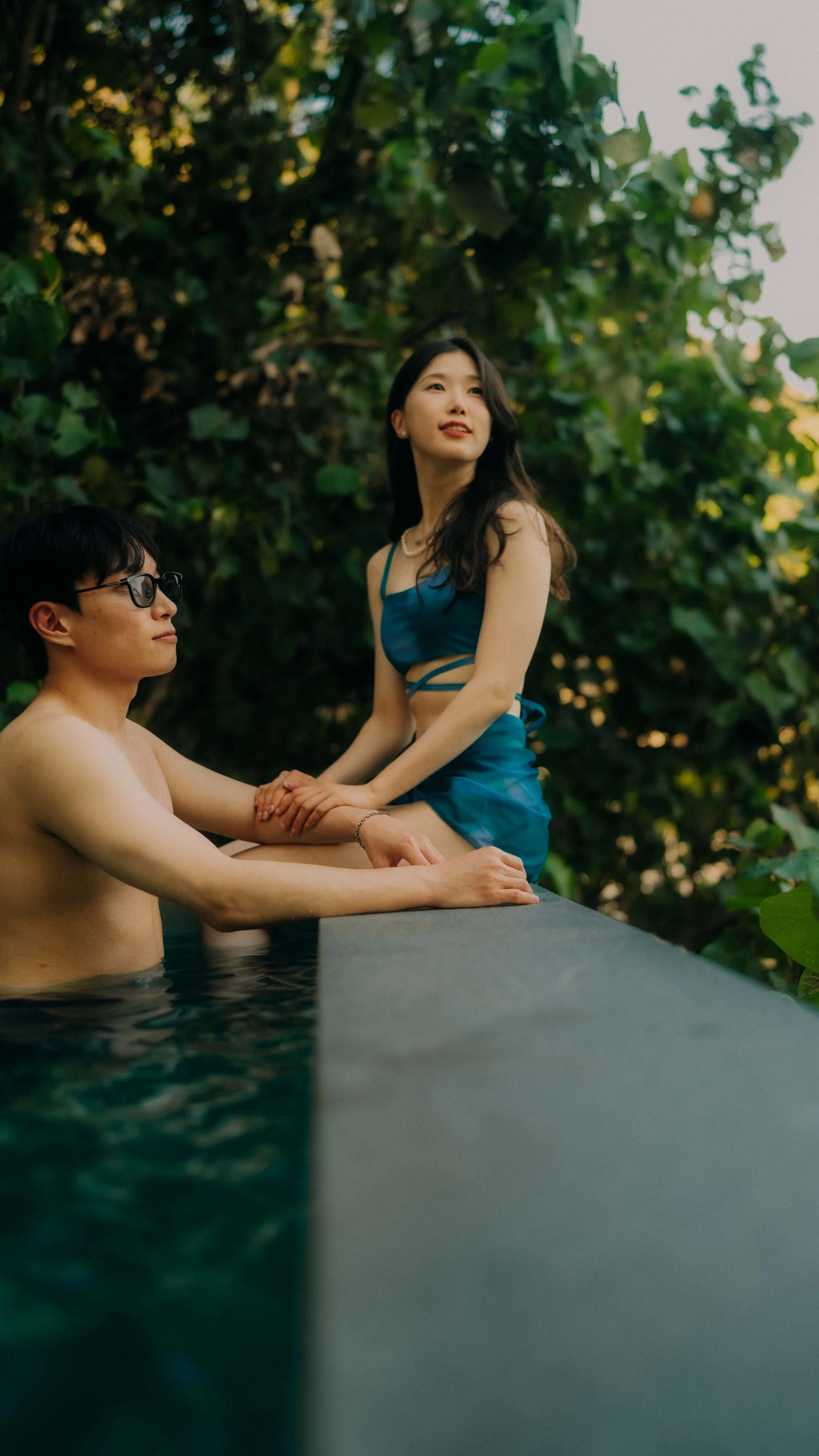 21-elnido-couple-pangulasian-pool-villa-portrait-sony-a7rm5.jpg