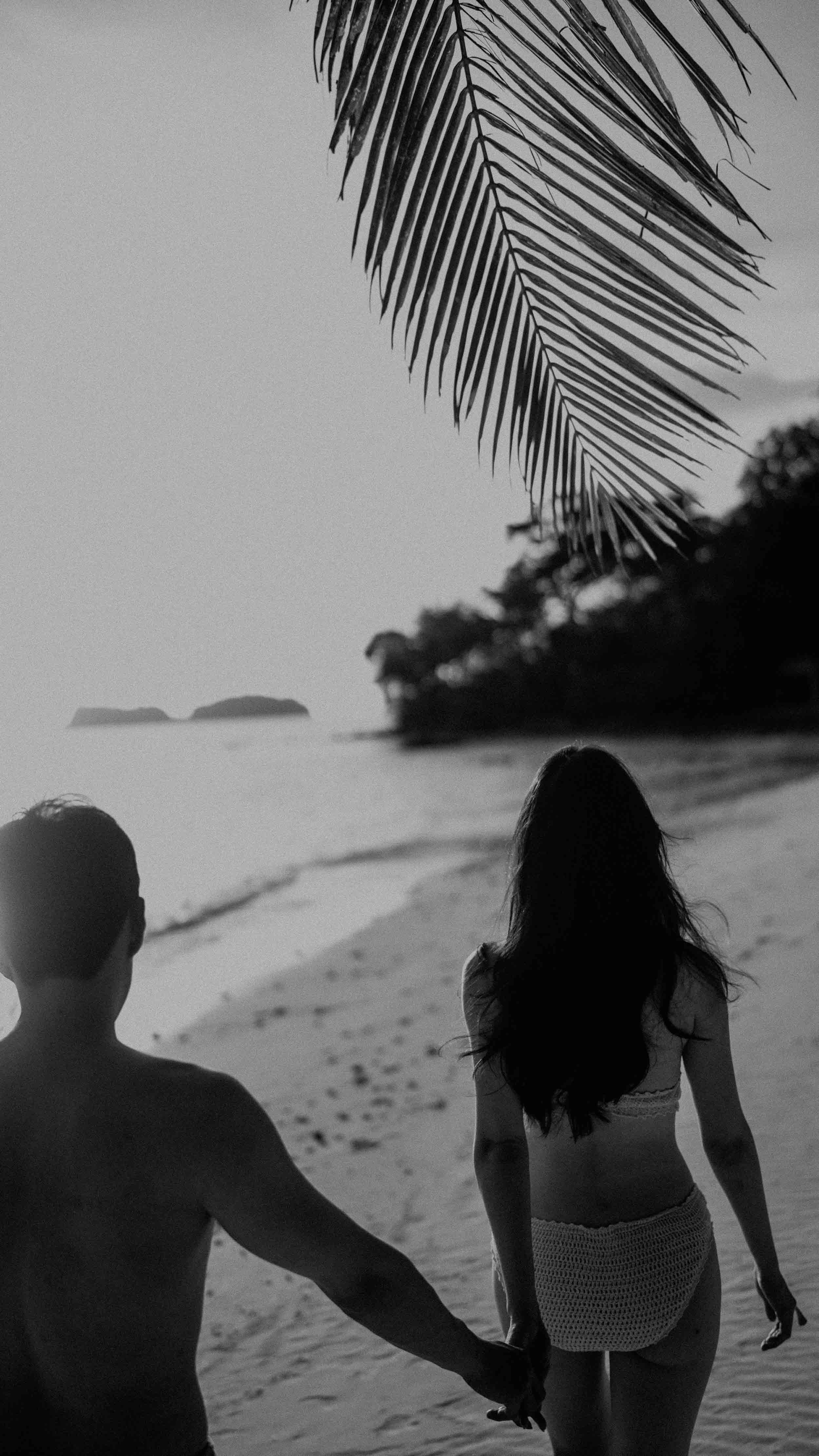 26-elnido-couple-pangulasian-monochrome-beach-walk-portrait-sony-a7rm5.jpg