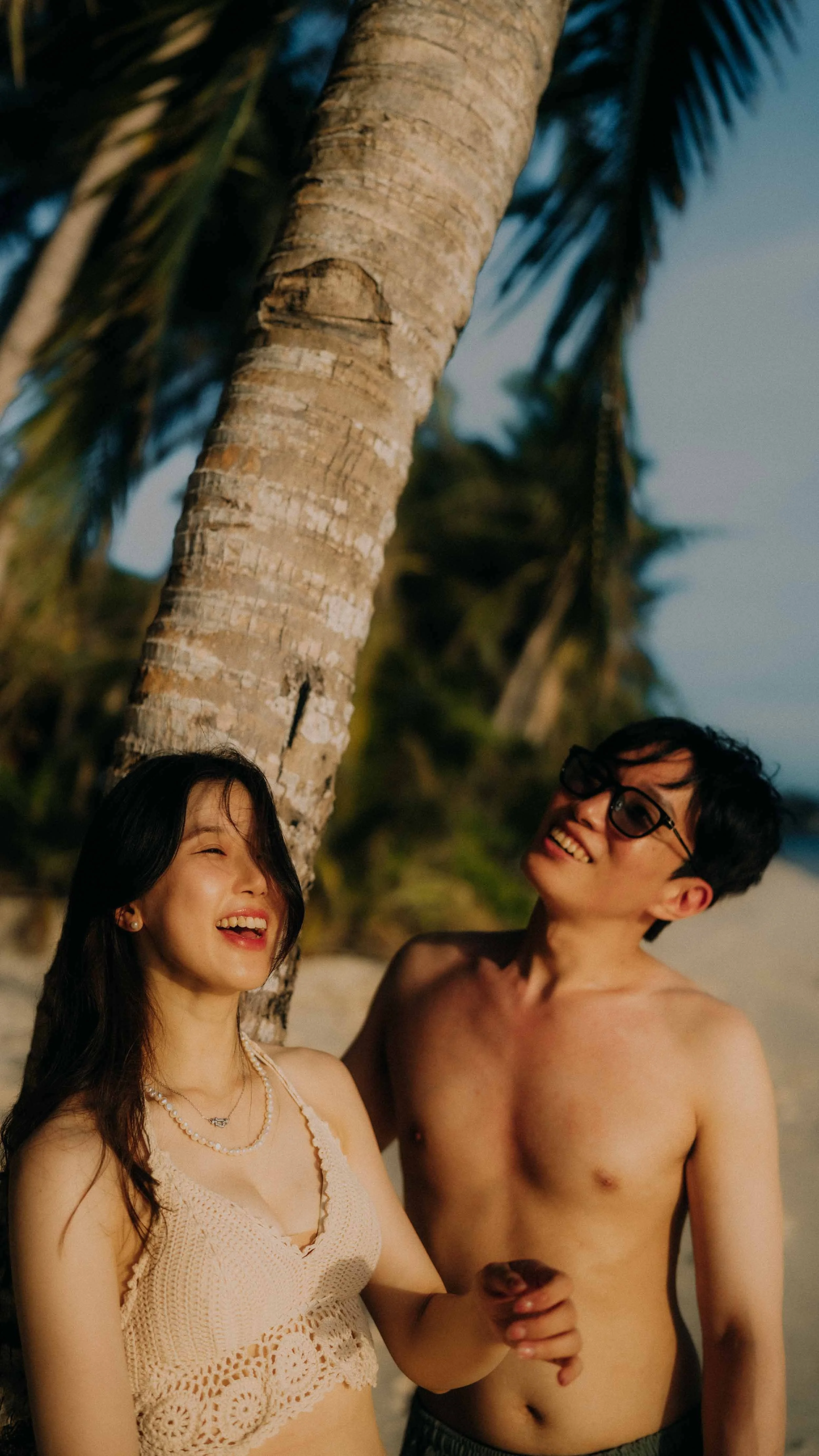 27-elnido-couple-pangulasian-palm-tree-laughter-portrait-sony-a7rm5.jpg