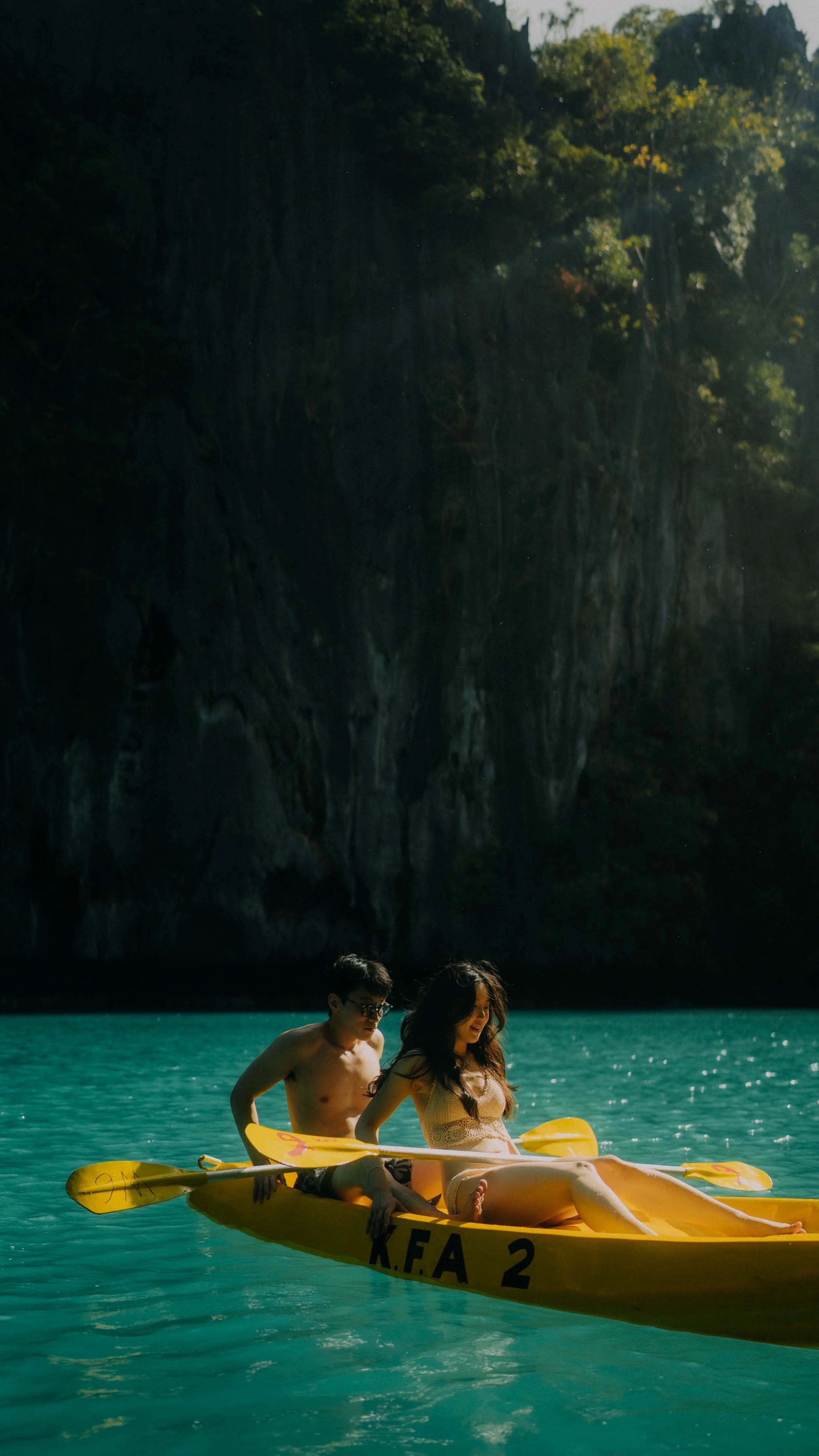 31-elnido-couple-small-lagoon-recline-kayak-portrait-sony-a7rm5.jpg