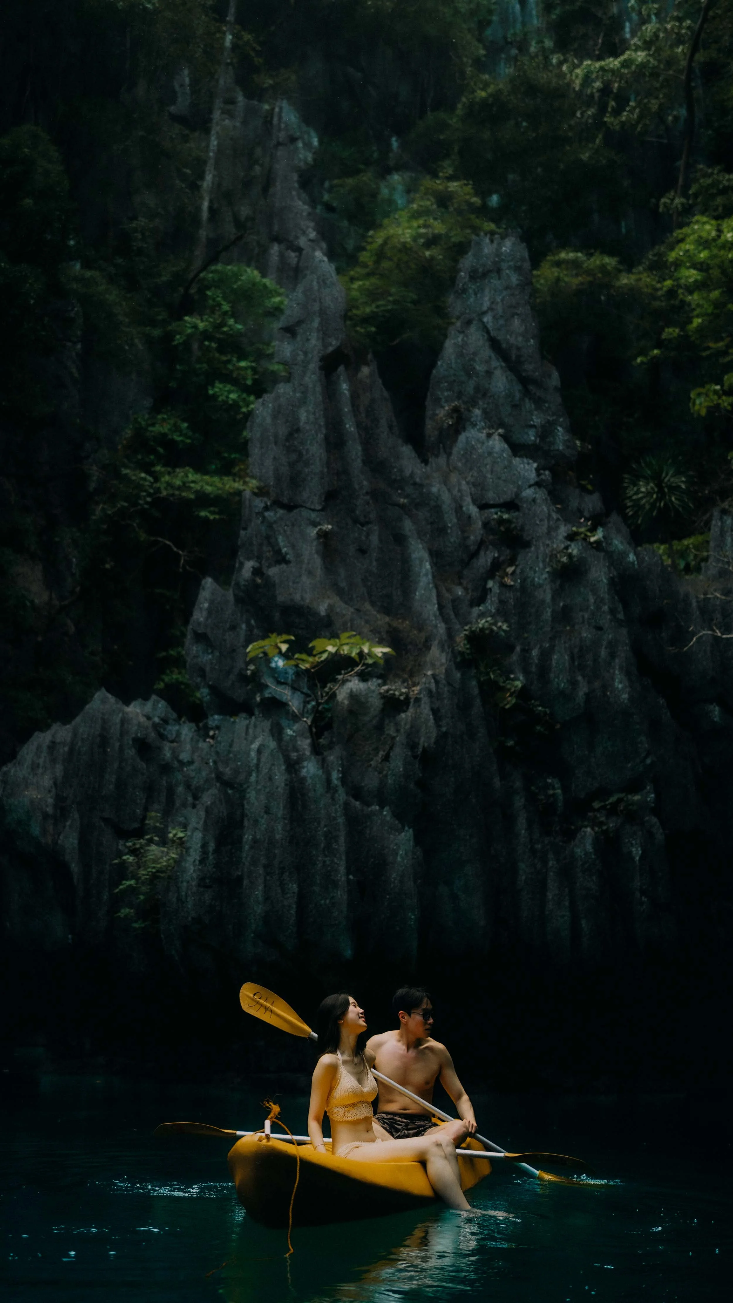 33-elnido-couple-small-lagoon-minimal-kayak-portrait-sony-a7rm5.jpg