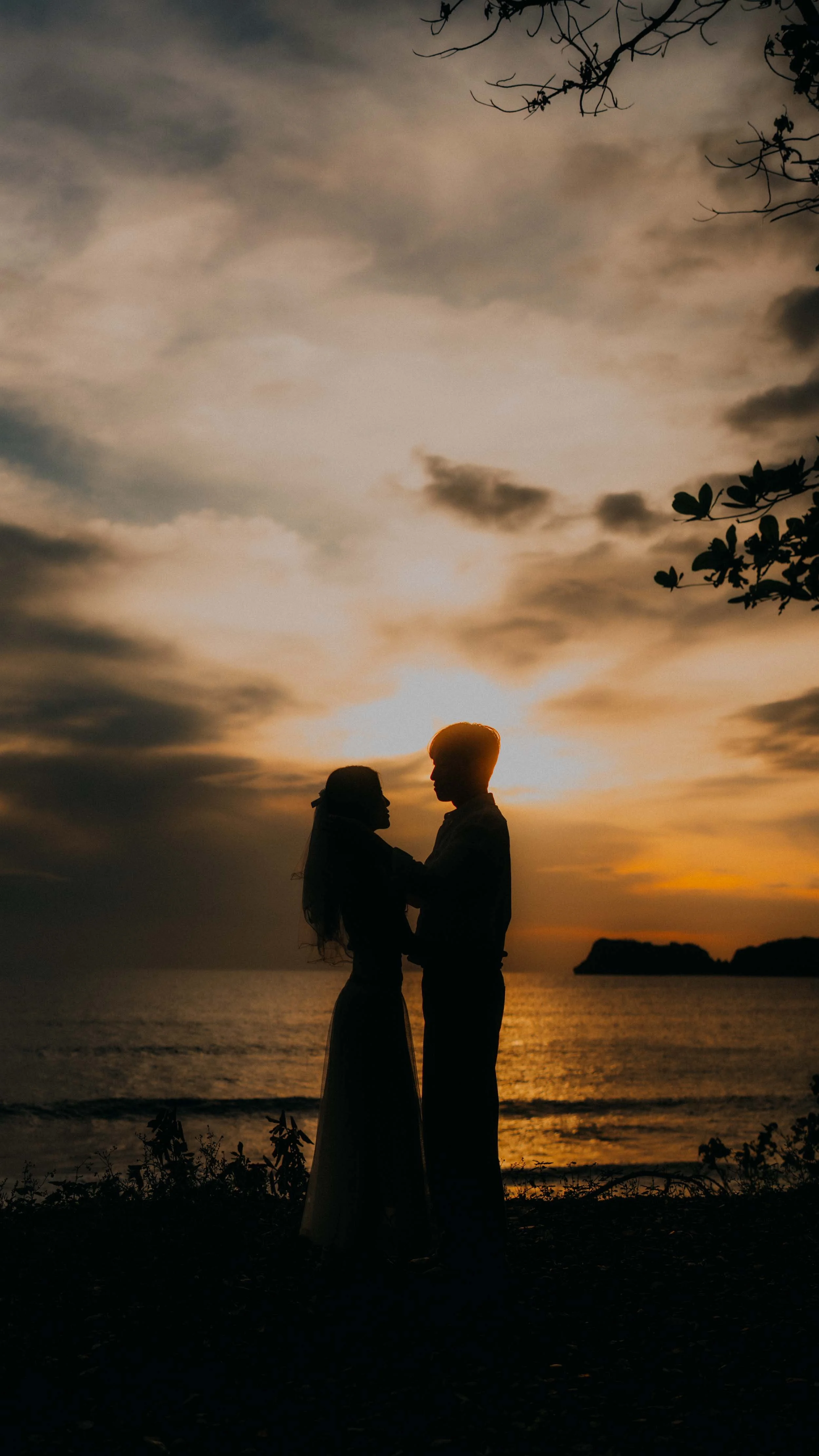 35-elnido-couple-bacuit-bay-sunset-silhouette-portrait-sony-a7rm5.jpg