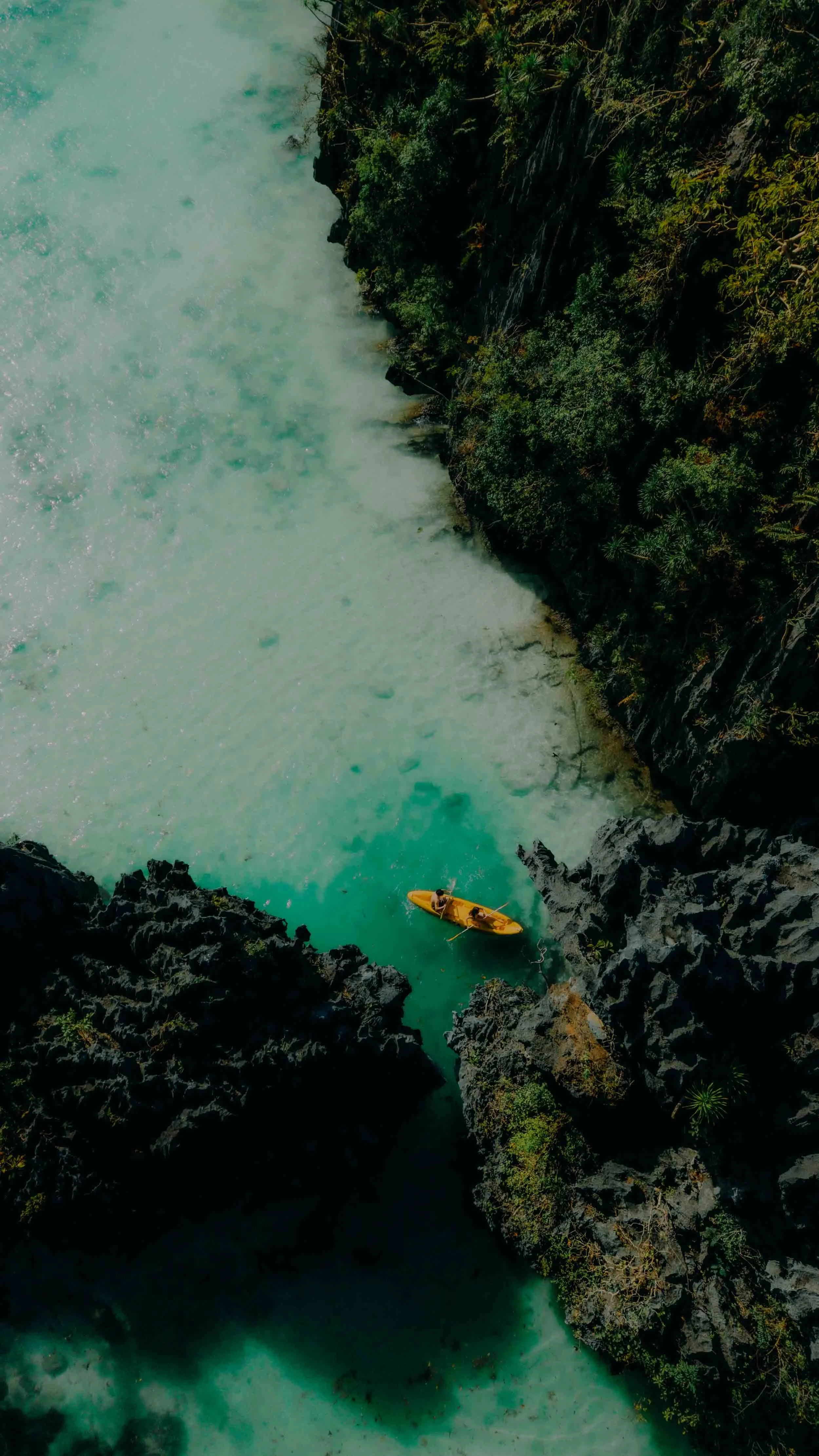 36-elnido-couple-small-lagoon-birds-eye-kayak-portrait-drone.jpg