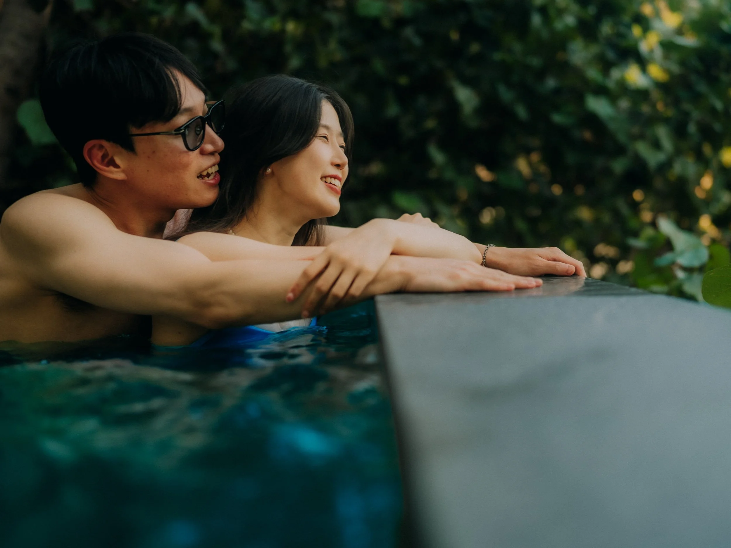 42-elnido-couple-pangulasian-pool-villa-embrace-landscape-sony-a7rm5.jpg
