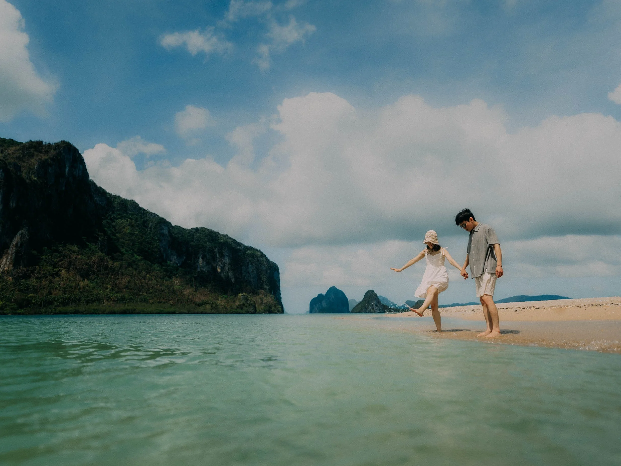 44-elnido-couple-lagen-island-sandbar-playful-landscape-sony-a7siii.jpg
