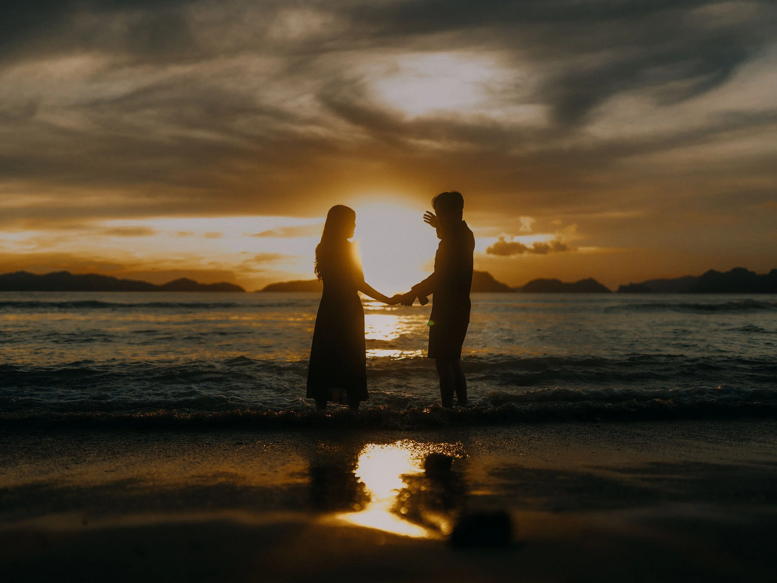 45-elnido-couple-las-cabanas-sunset-gesture-landscape-sony-a7rm5.jpg