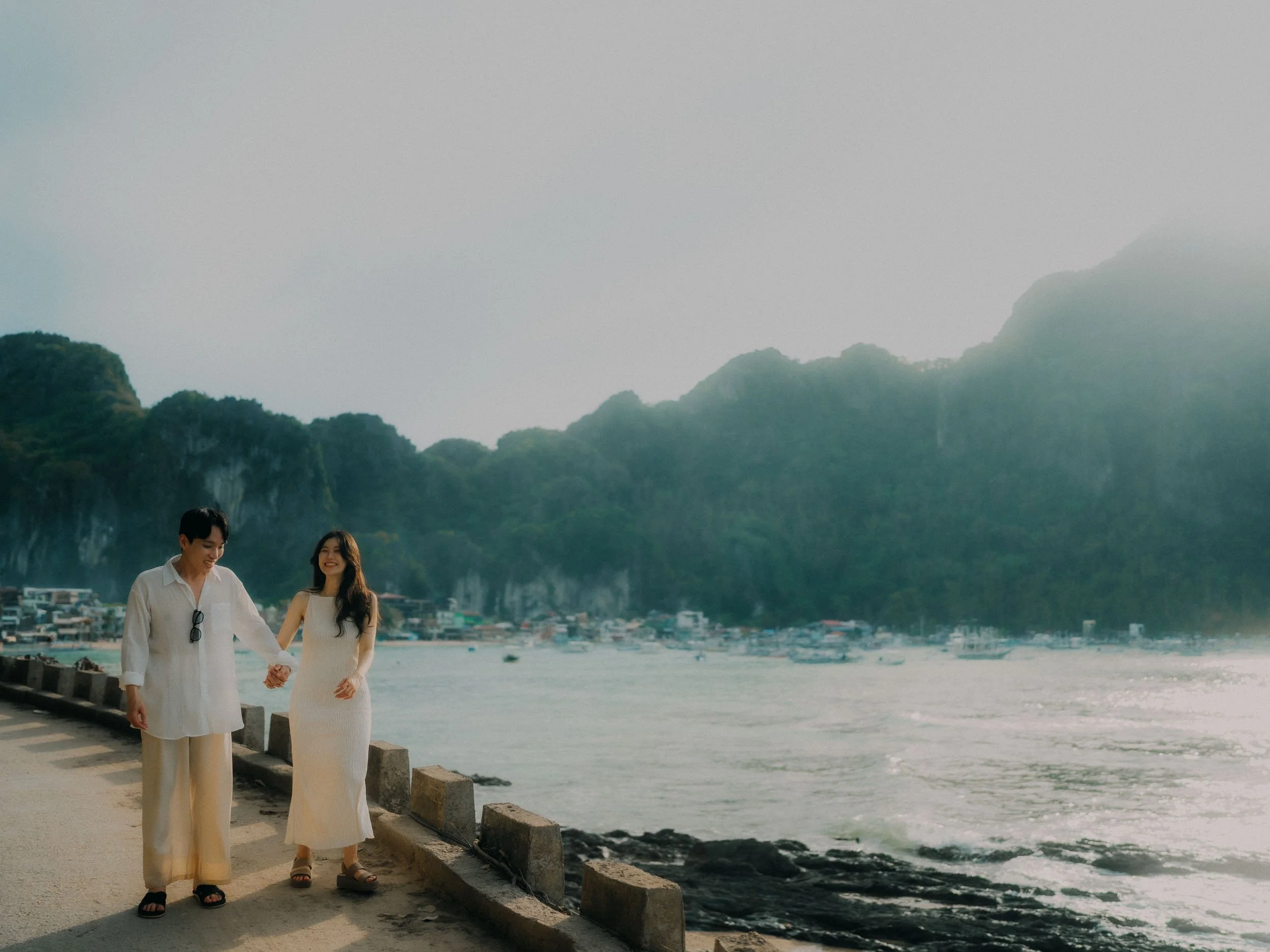 48-elnido-couple-caalan-beach-seaside-path-landscape-sony-a7rm5.jpg