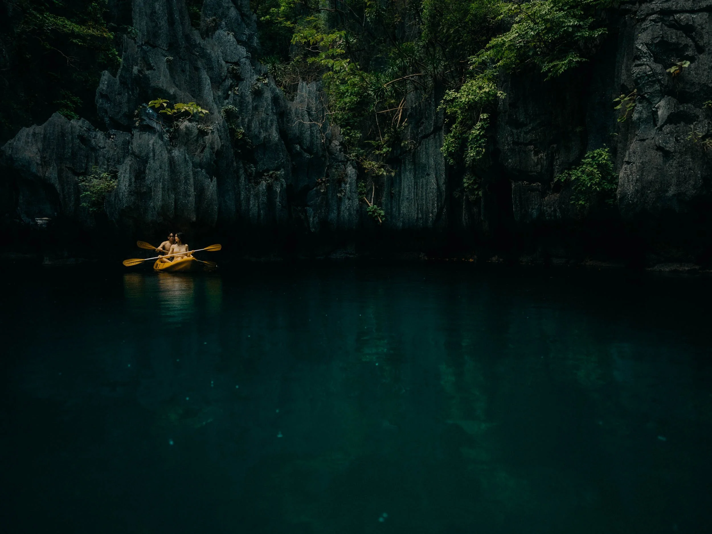 49-elnido-couple-small-lagoon-negative-space-landscape-sony-a7siii.jpg