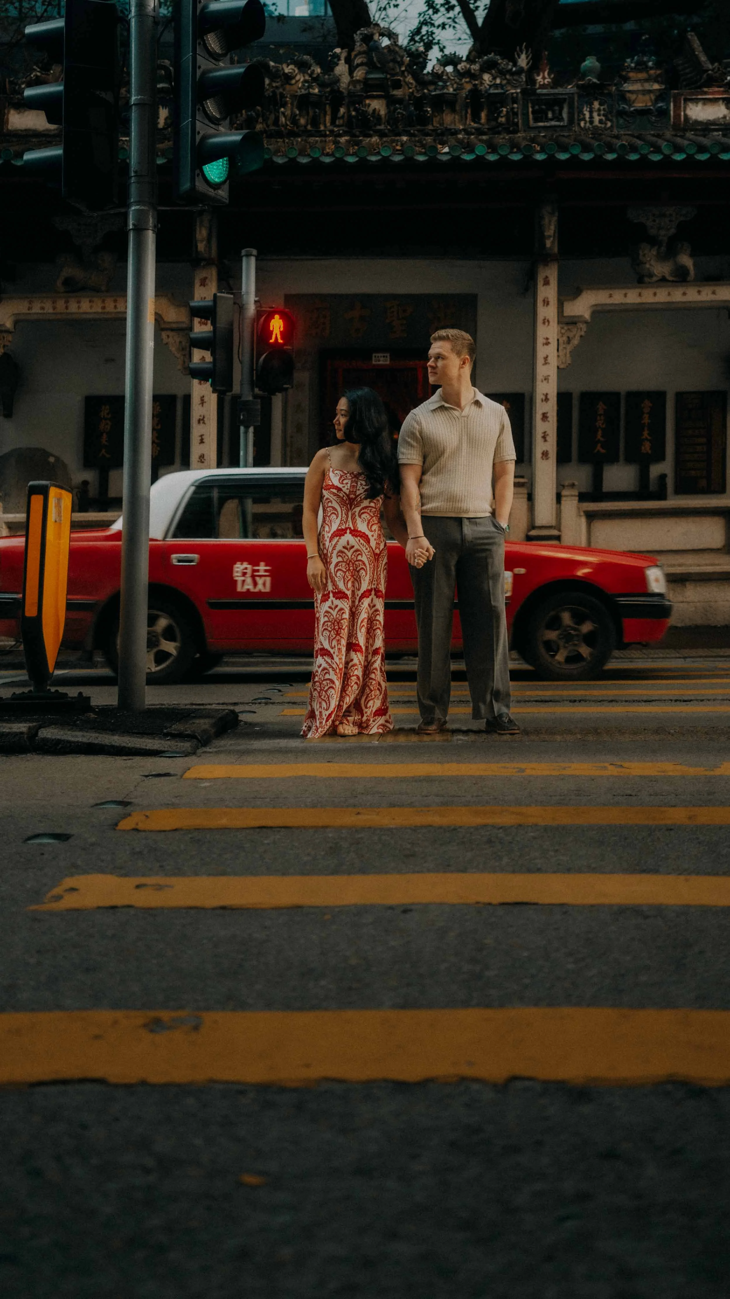 2-hongkong-wanchai-hung-shing-temple-taxi-portrait-leica-q3.jpg