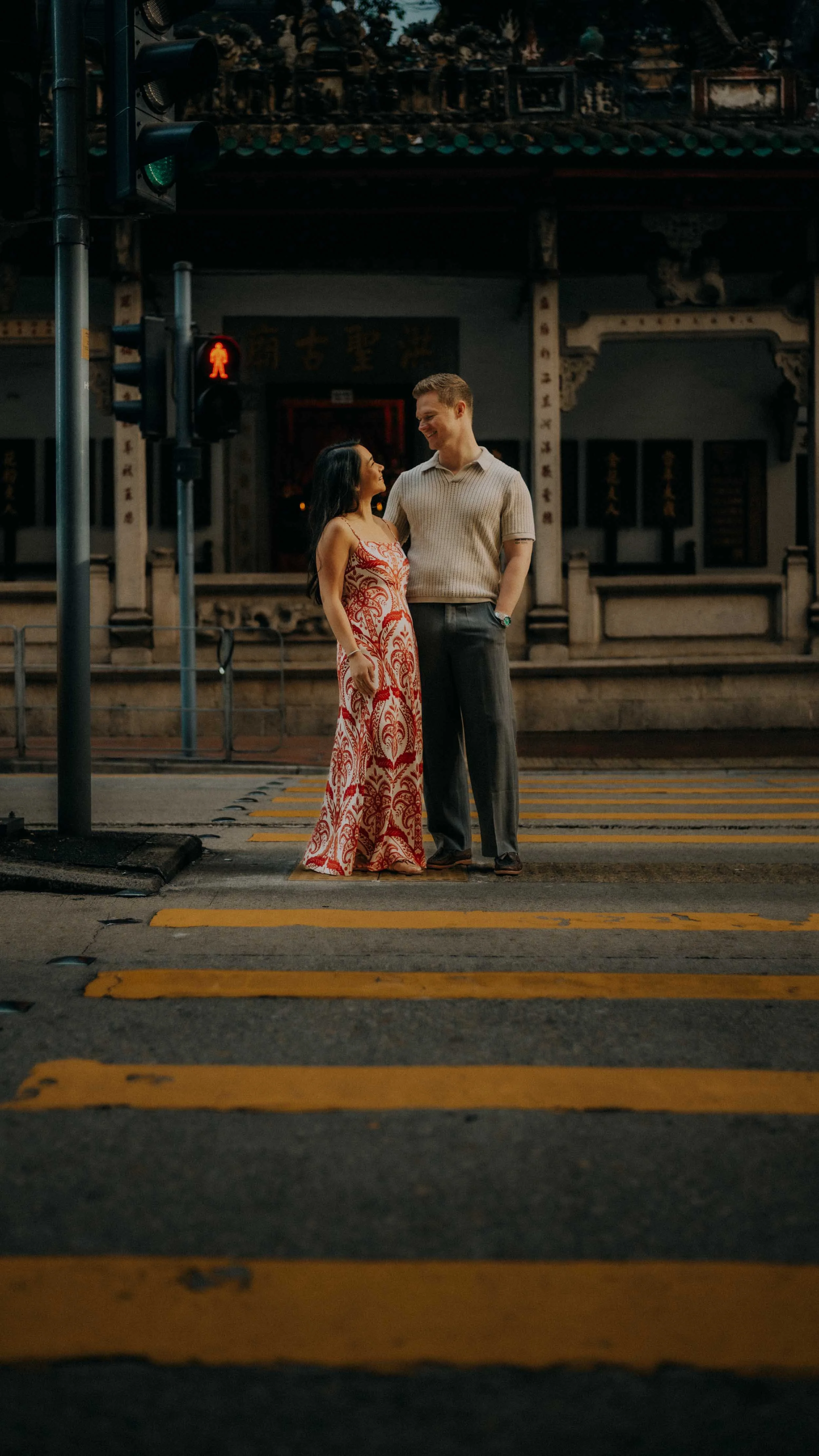 14-hongkong-wan-chai-temple-crossing-portrait-leica-sl2.jpg