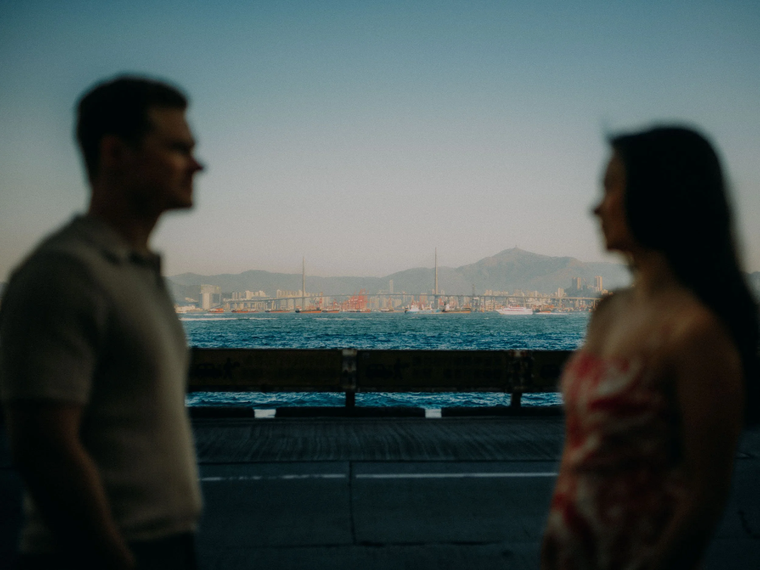 31-hongkong-kennedy-town-victoria-harbour-distance-engagement-session-landscape-leica-sl2.jpg