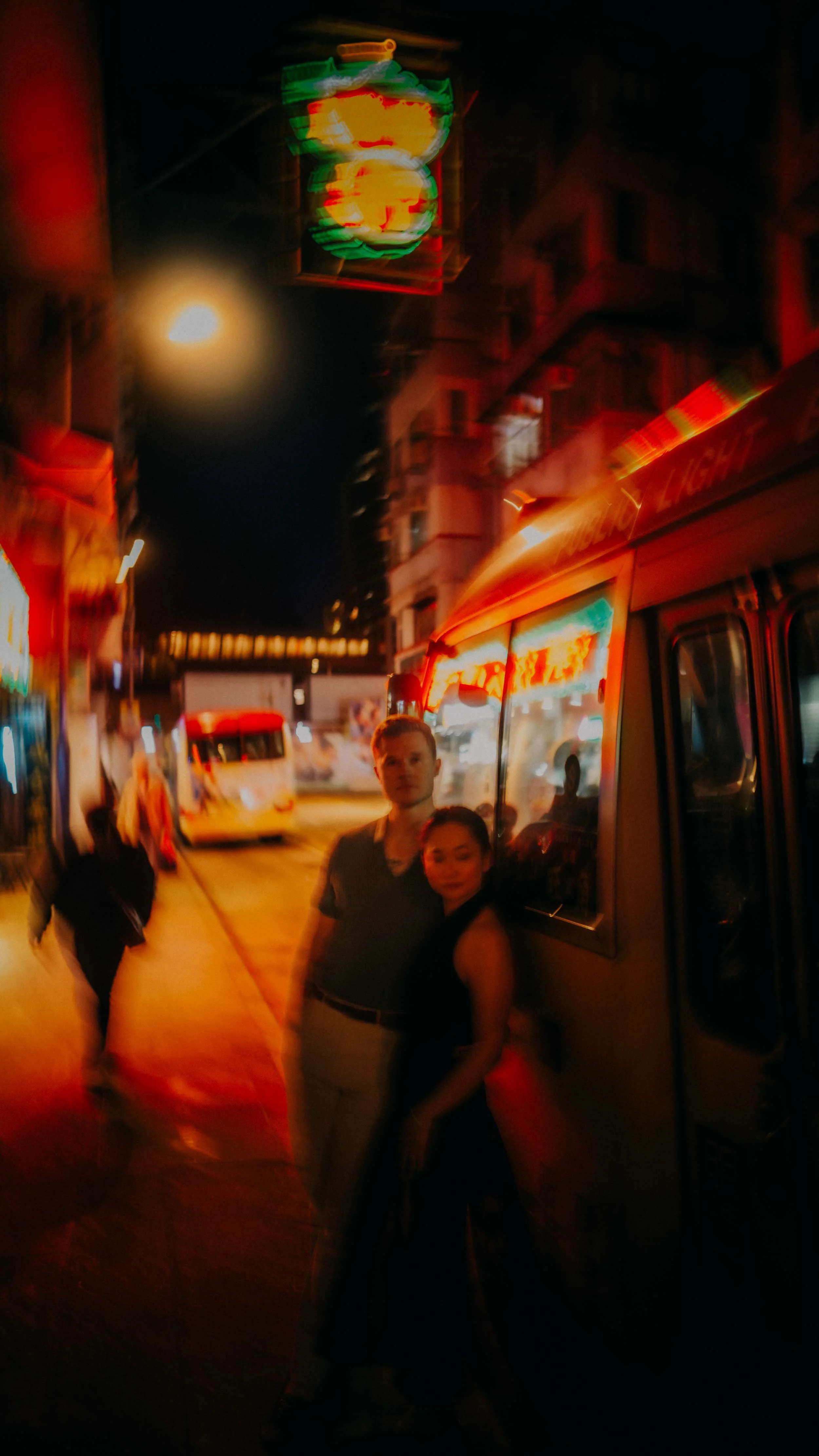 5-hong-kong-engagement-session-night-neon-motion-blur-portrait-chungking-express-leica-q3.jpg