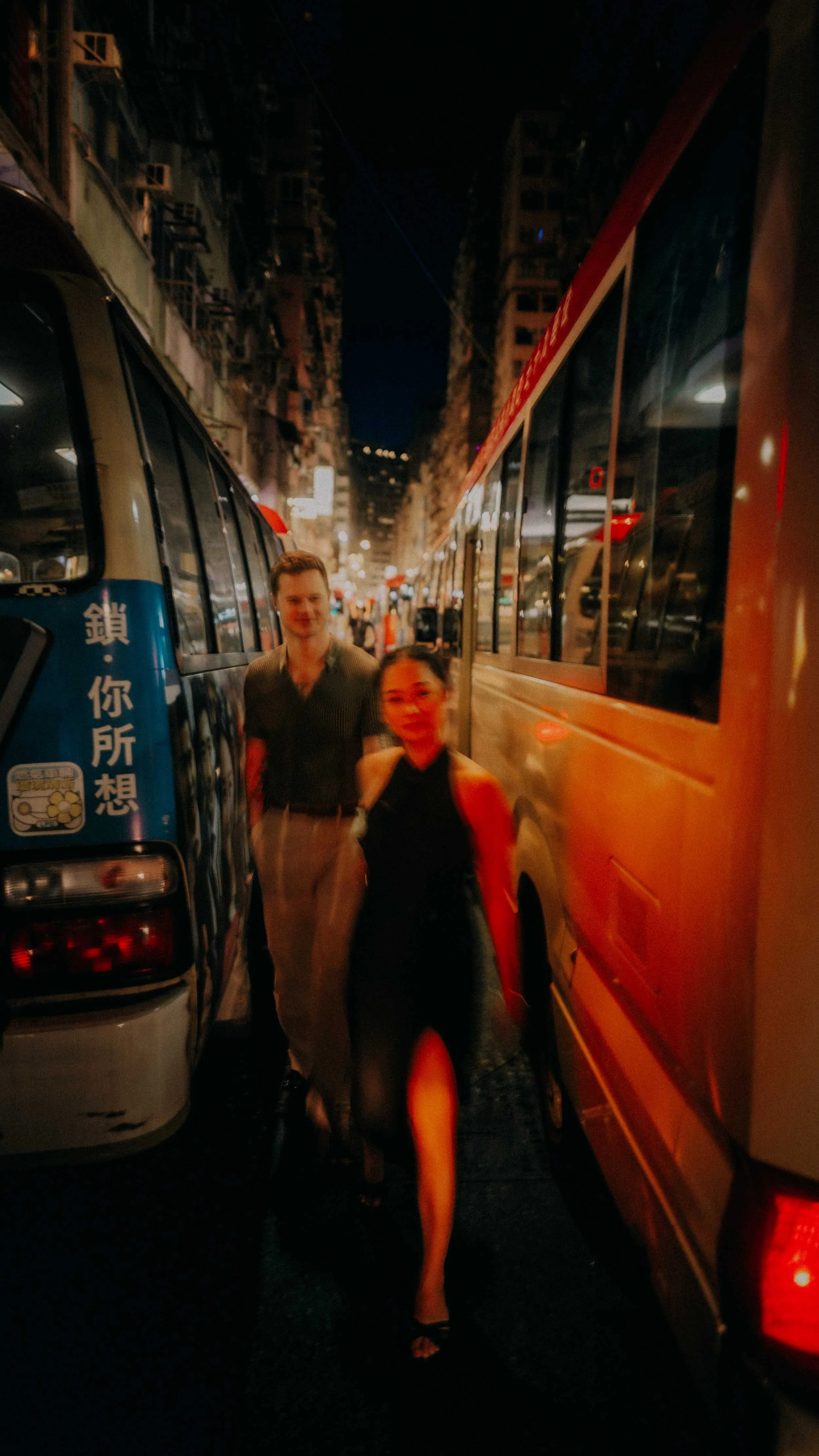 12-hong-kong-engagement-session-night-candid-motion-blur-bus-street-portrait-leica-q3.jpg