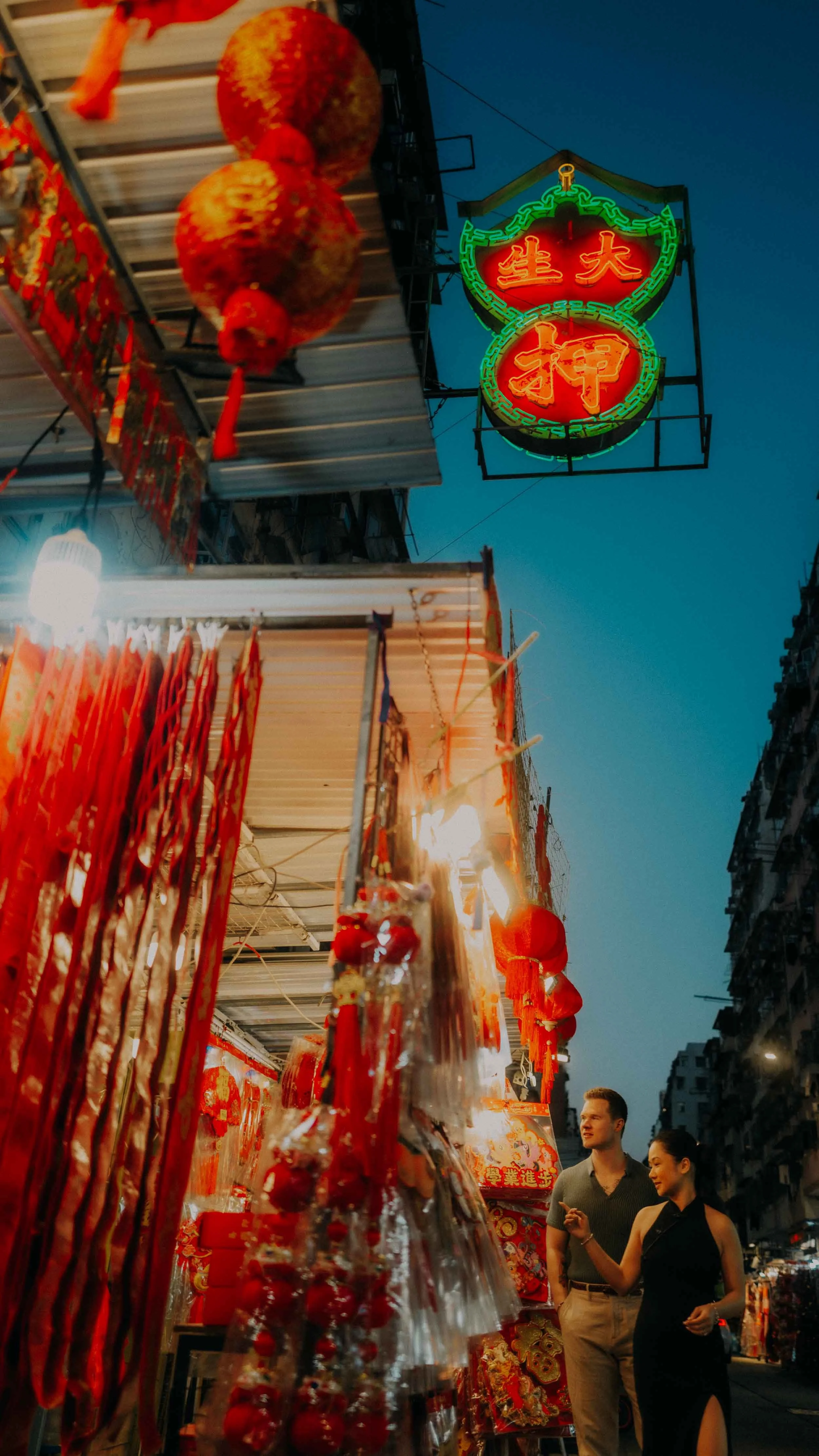 13-hong-kong-engagement-session-night-lunar-new-year-market-neon-portrait-leica-q3.jpg