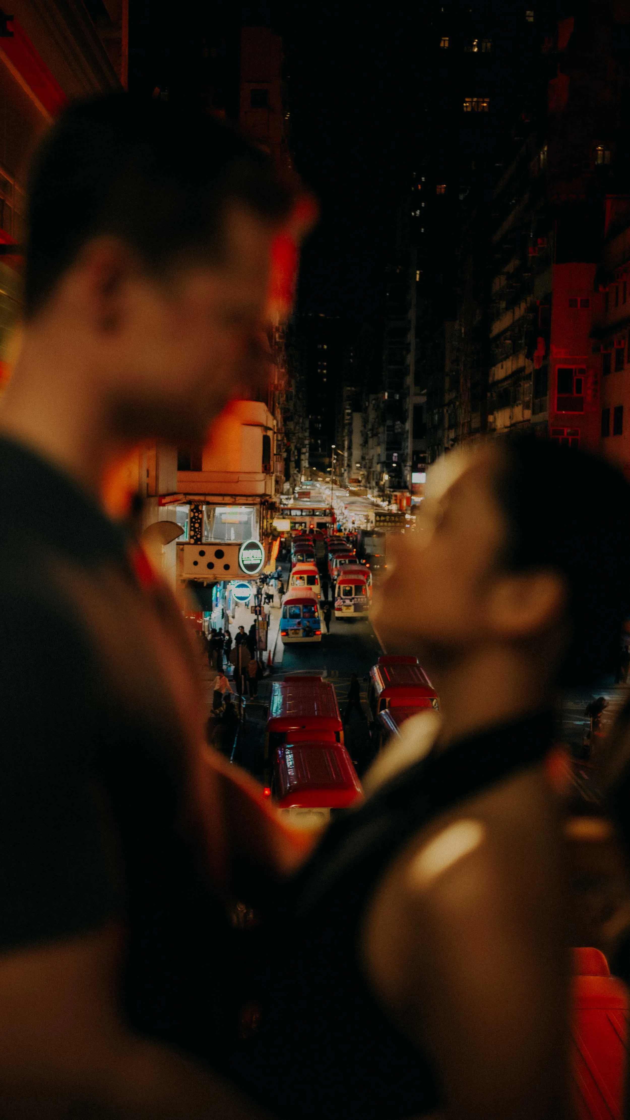 15-hong-kong-engagement-session-night-mong-kok-bus-queue-portrait-leica-sl2.jpg