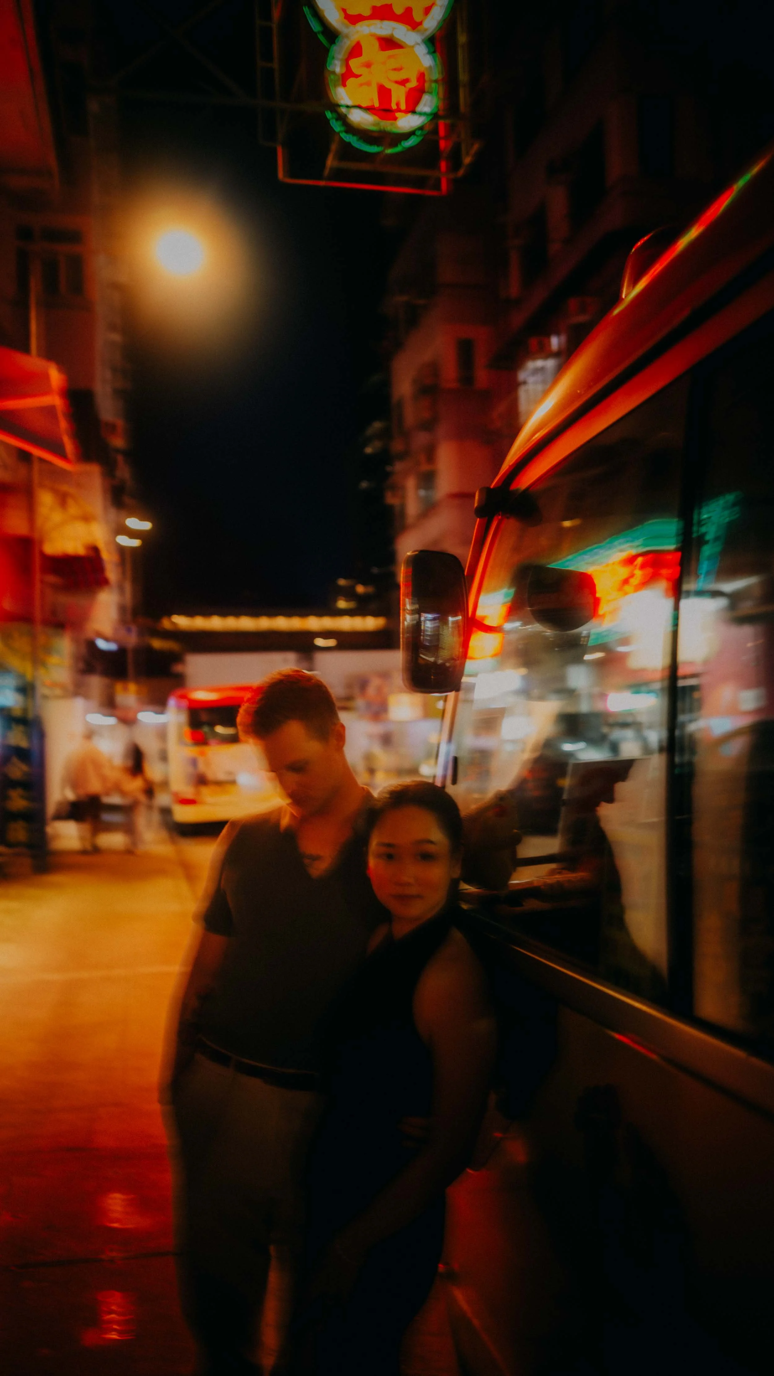 17-hong-kong-engagement-session-night-neon-motion-blur-portrait-leica-q3.jpg