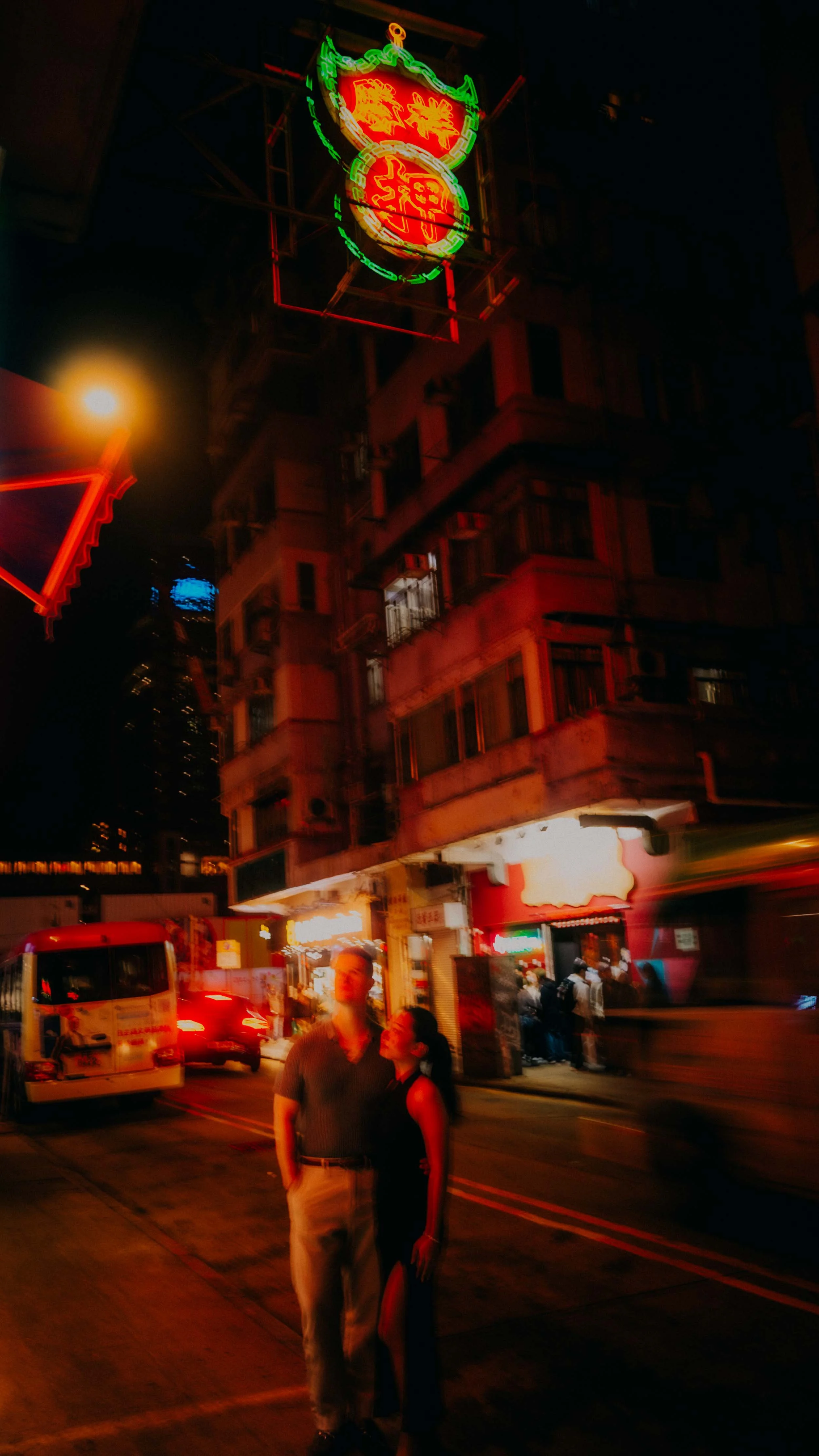 19-hong-kong-engagement-session-night-neon-dreamy-motion-blur-portrait-leica-q3.jpg