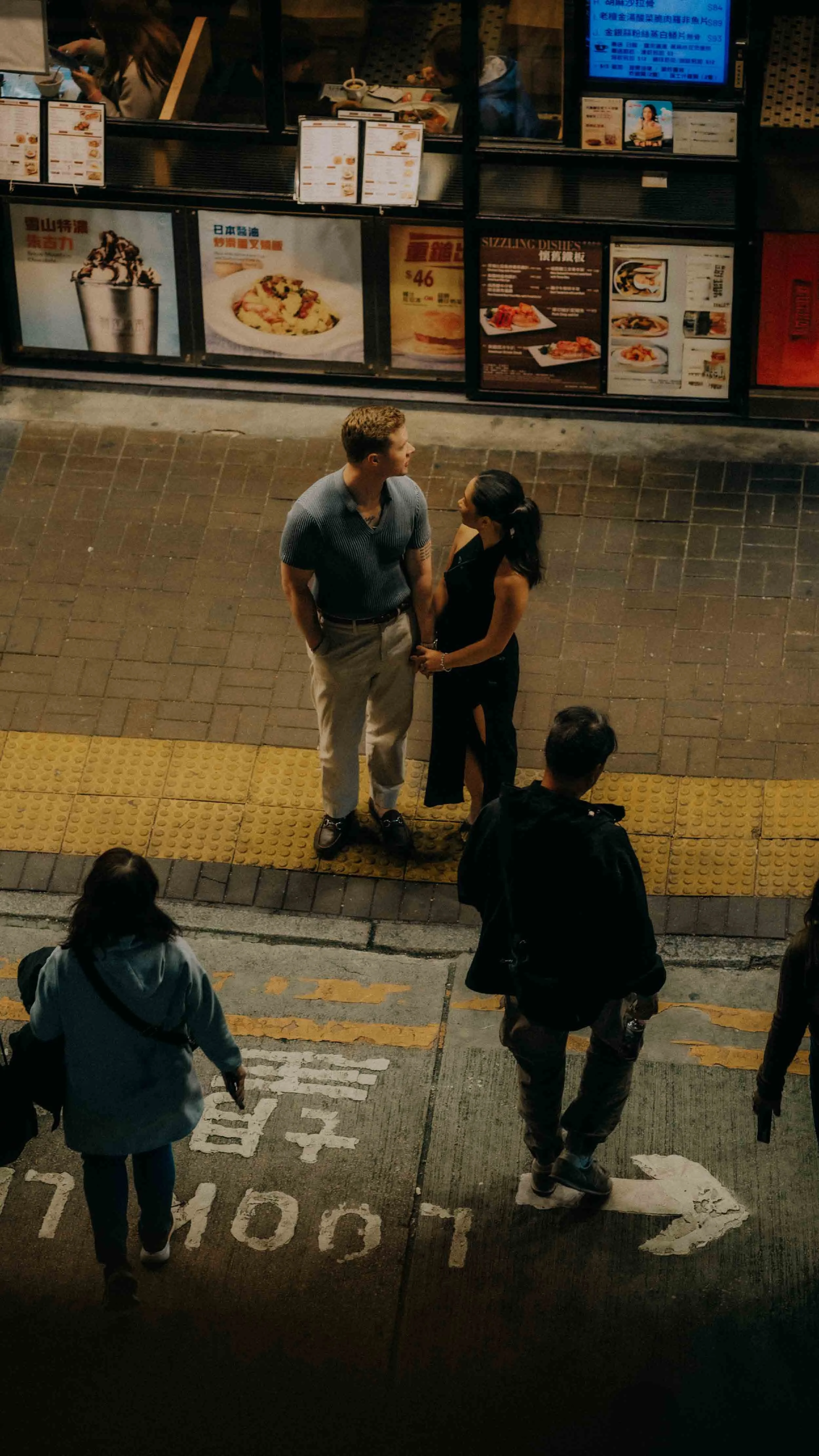 22-hong-kong-engagement-session-night-street-scene-mong-kok-portrait-leica-m11.jpg