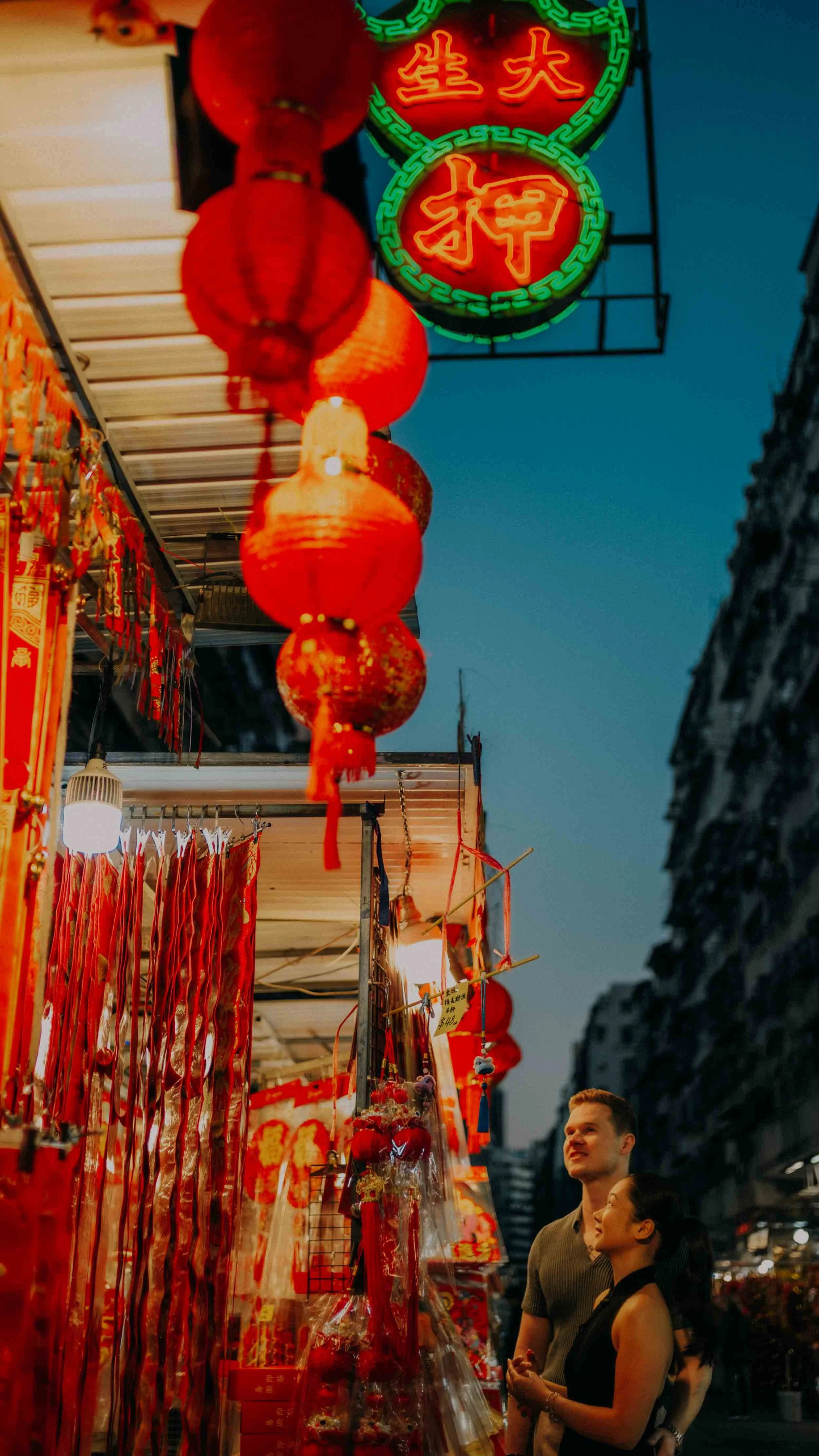 25-hong-kong-engagement-session-night-lunar-new-year-neon-market-portrait-leica-sl2.jpg