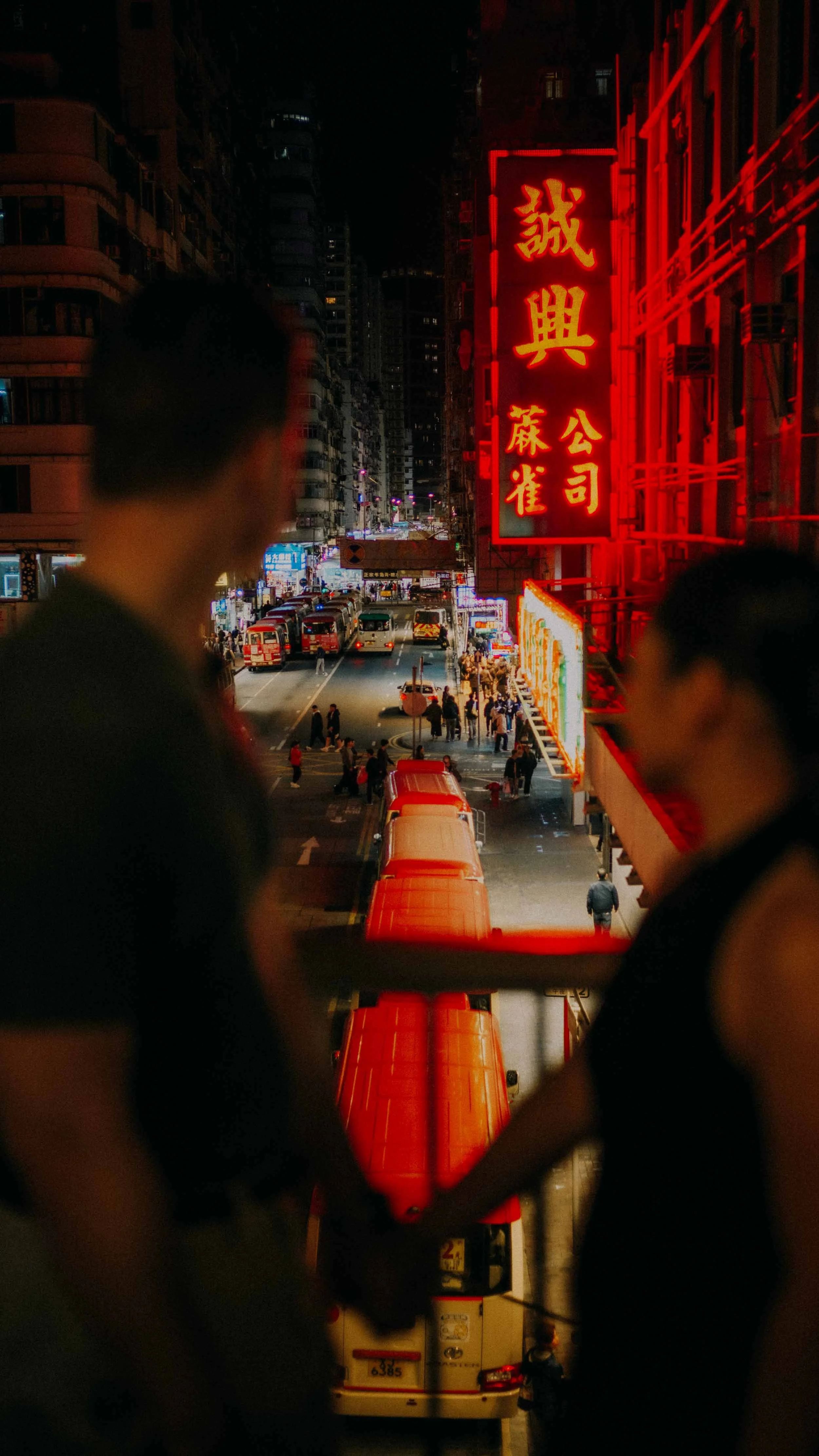 29-hongkong-engagement-session-night-neon-overlook-portrait-leica-sl2.jpg