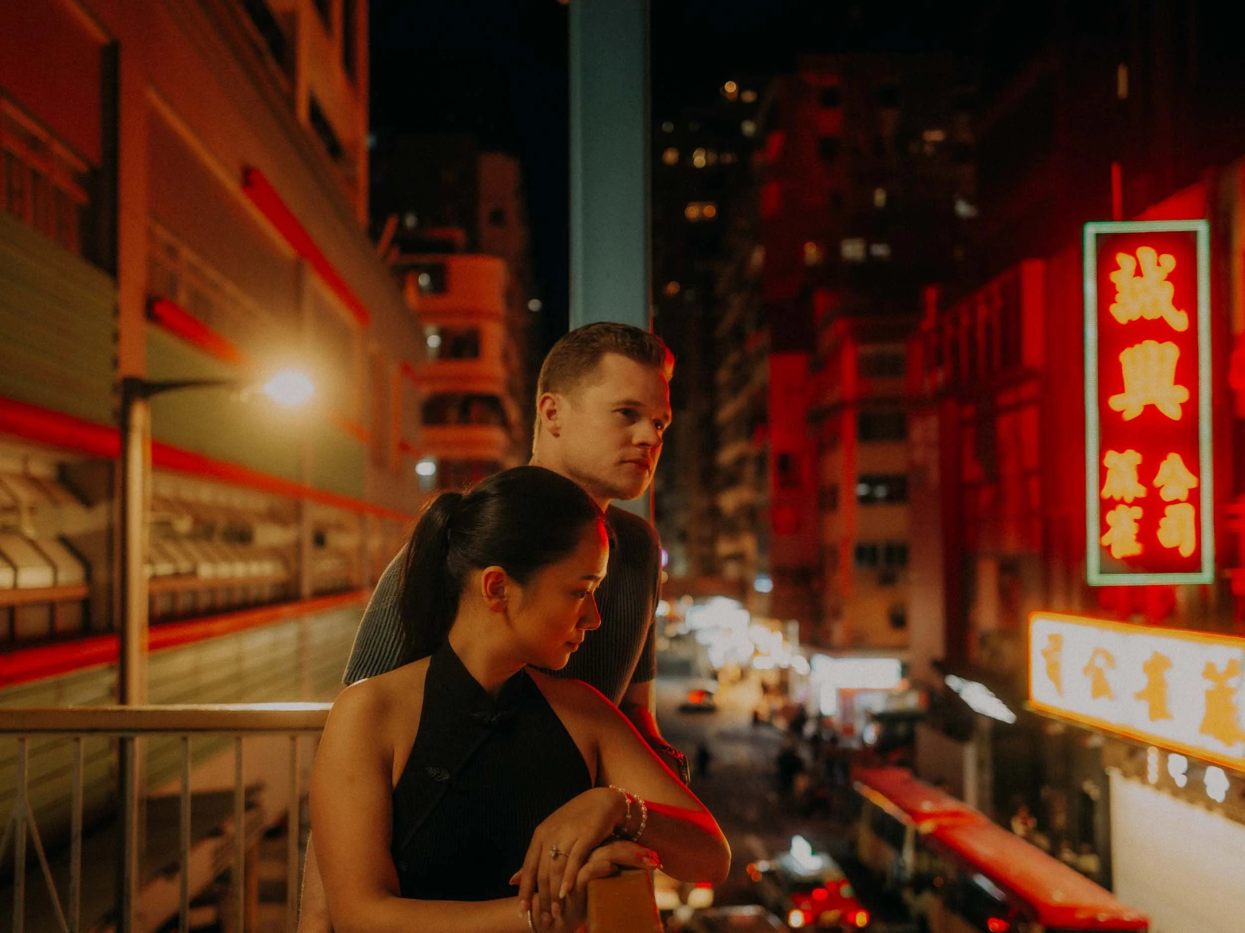 39-hong-kong-engagement-session-pedestrian-overpass-neon-night-landscape-leica-q3.jpg