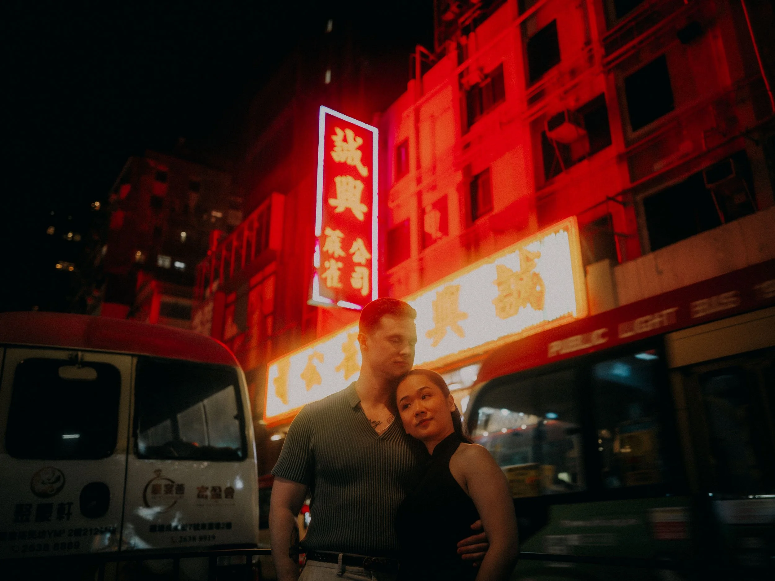 50-hong-kong-engagement-mong-kok-neon-portrait-night-landscape-leica-q3.jpg