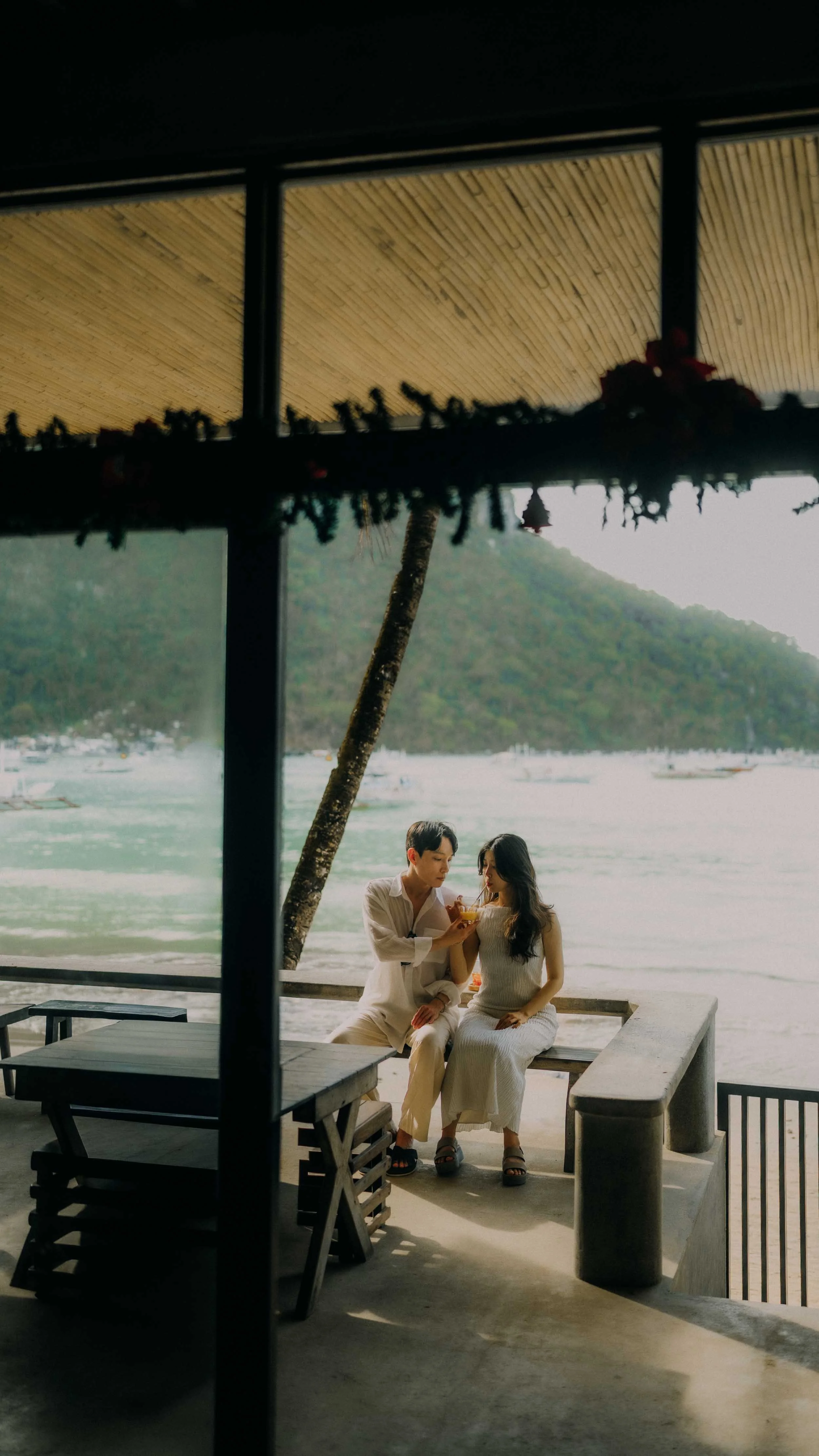 32-elnido-couple-hama-coffee-framed-portrait-sony-a7rm5.jpg
