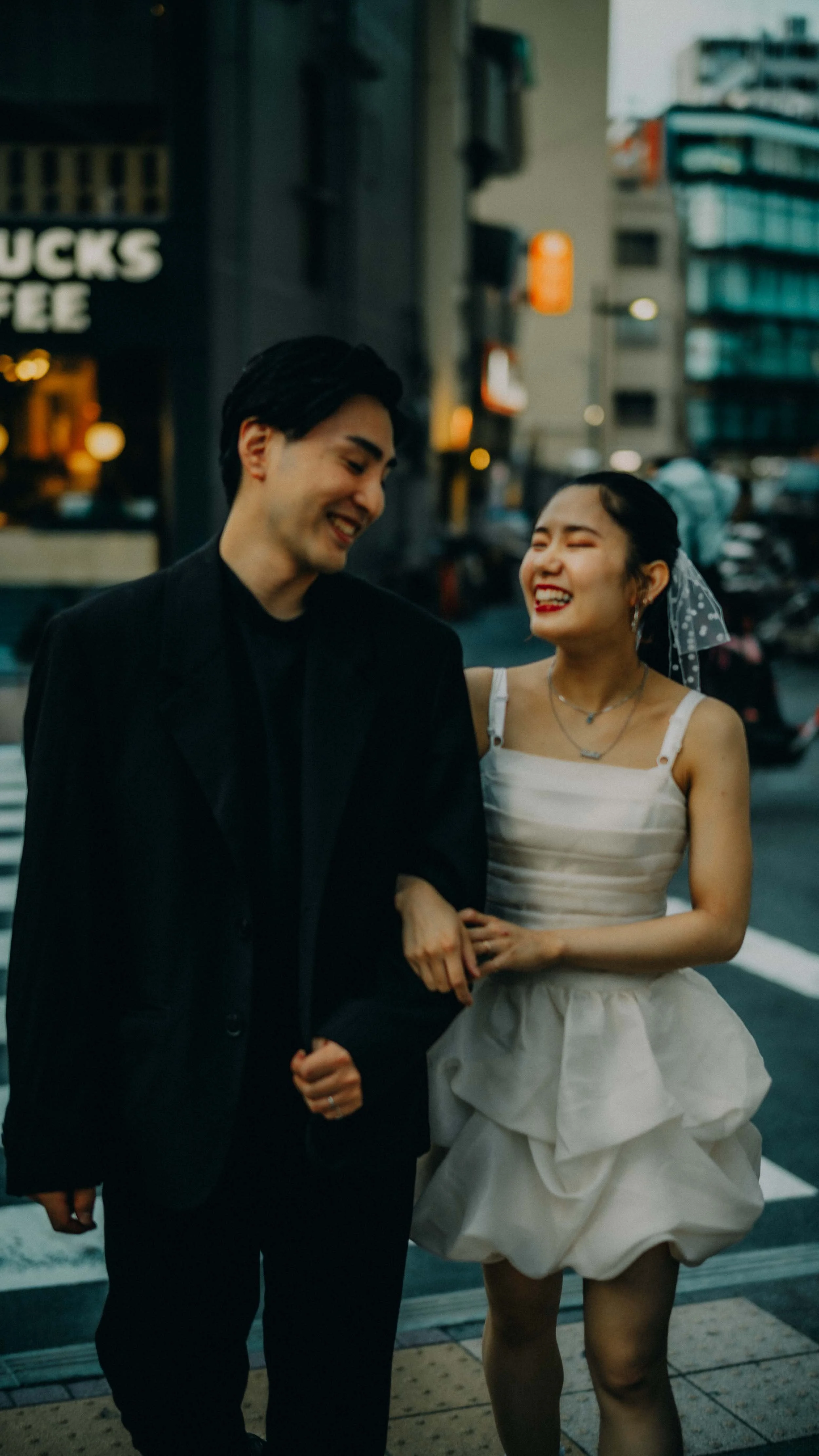 2-tokyo-engagement-asakusa-street-day-laughter-leicam11.jpg