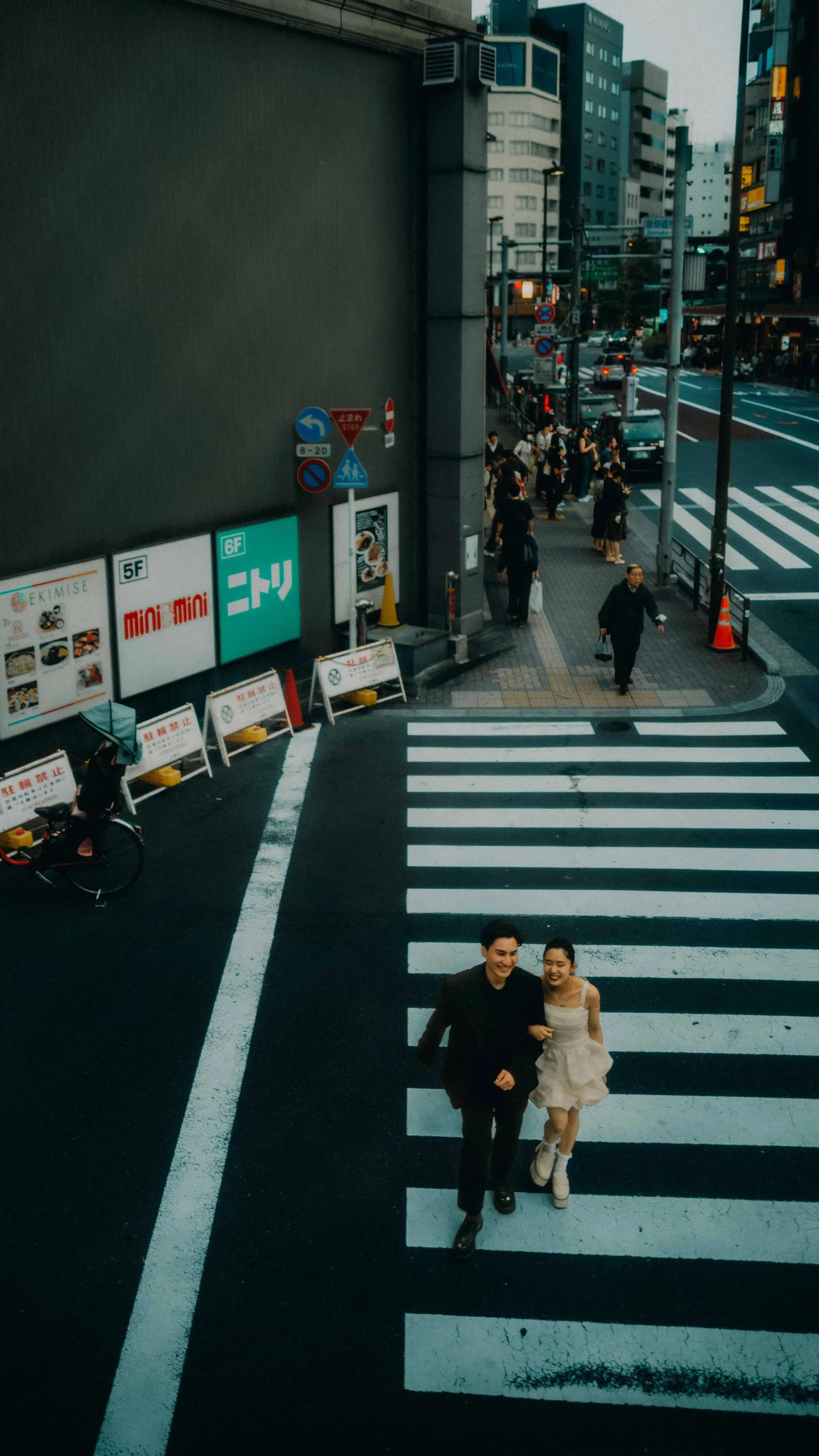 6-tokyo-engagement-asakusa-street-crosswalk-overhead-leicaq3.jpg