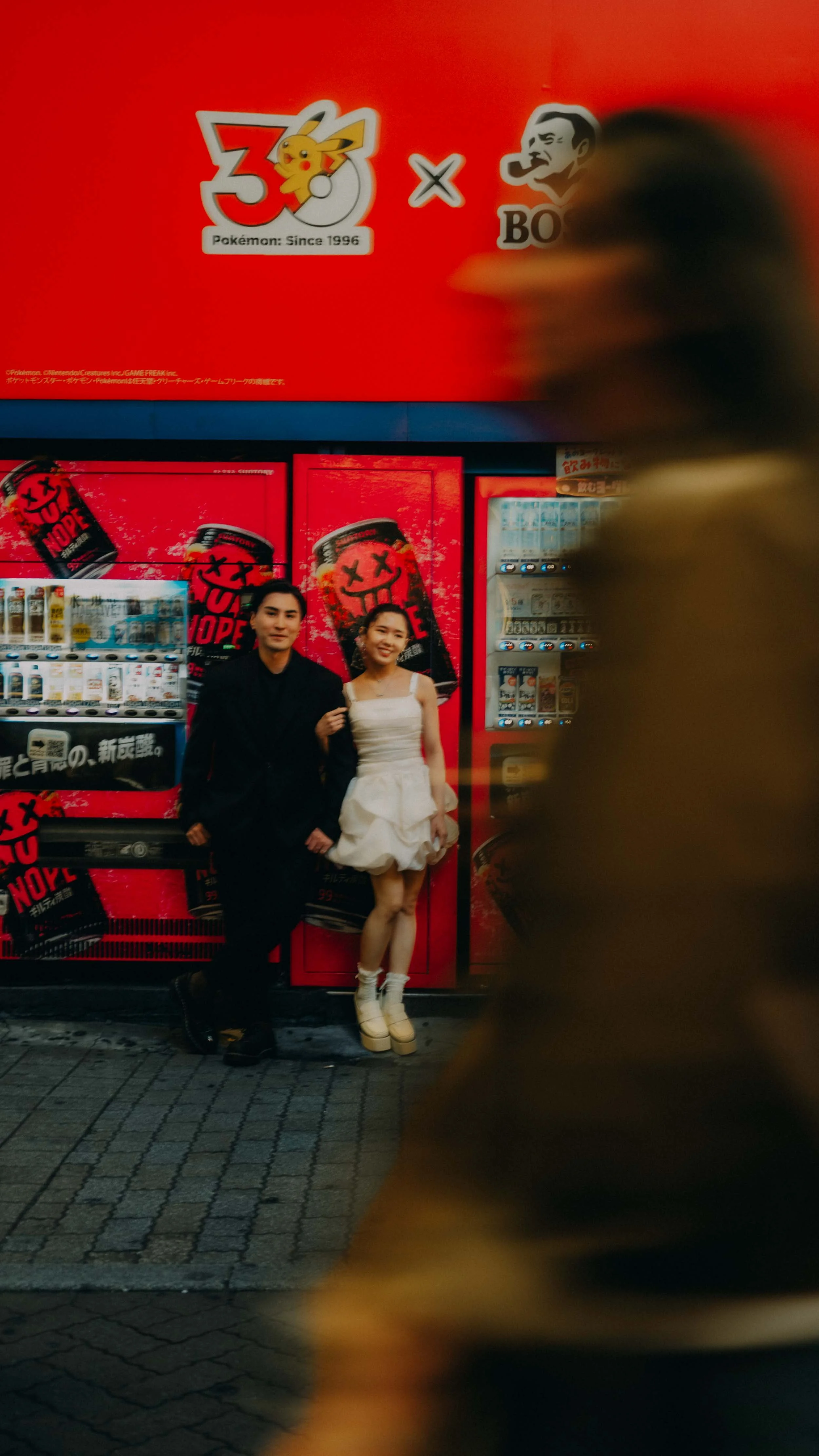 9-tokyo-engagement-shibuya-centergai-night-vendingportrait-leicaq3.jpg