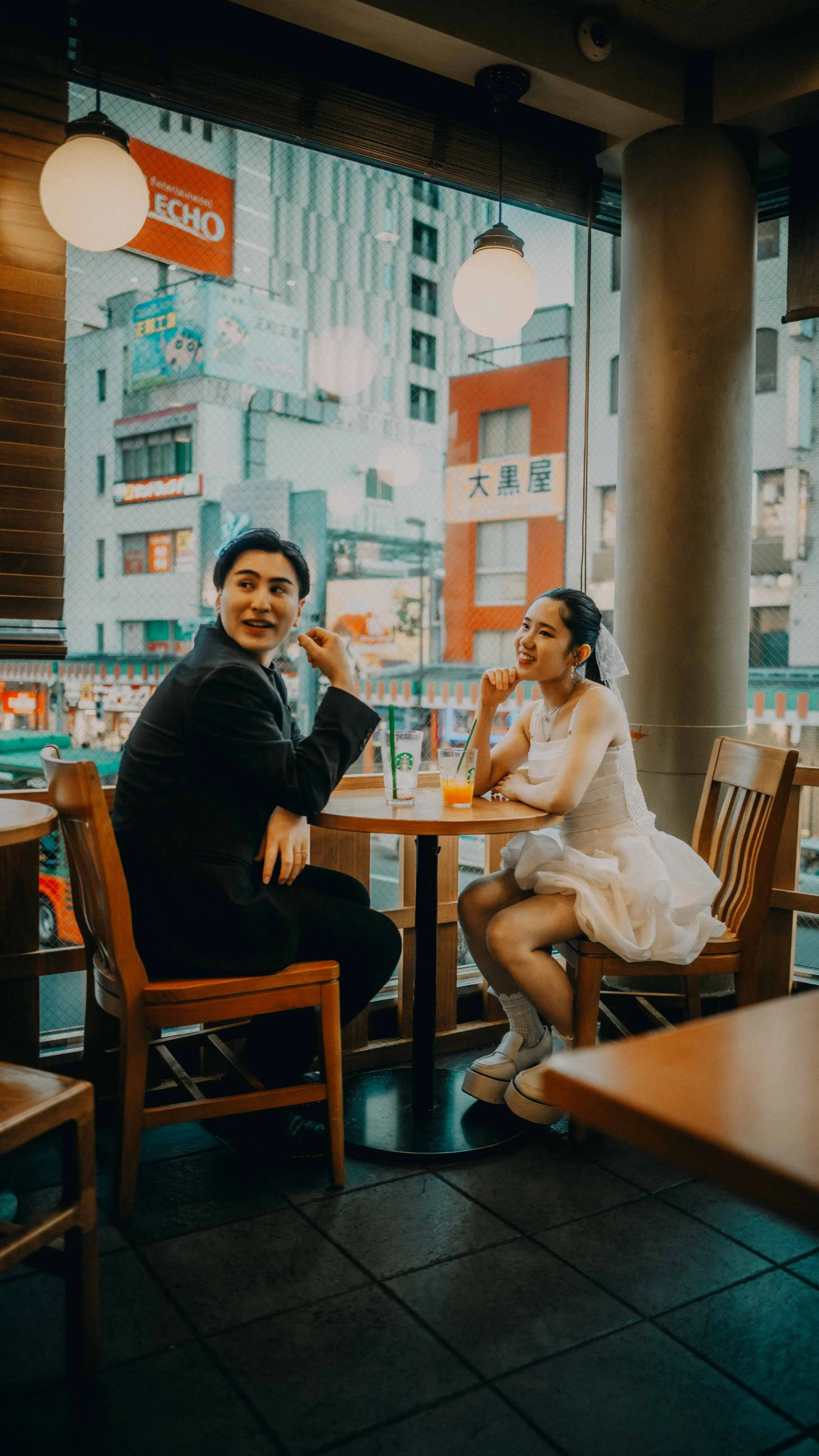 10-tokyo-engagement-starbucks-asakusa-cafe-windowlight-leicaq3.jpg
