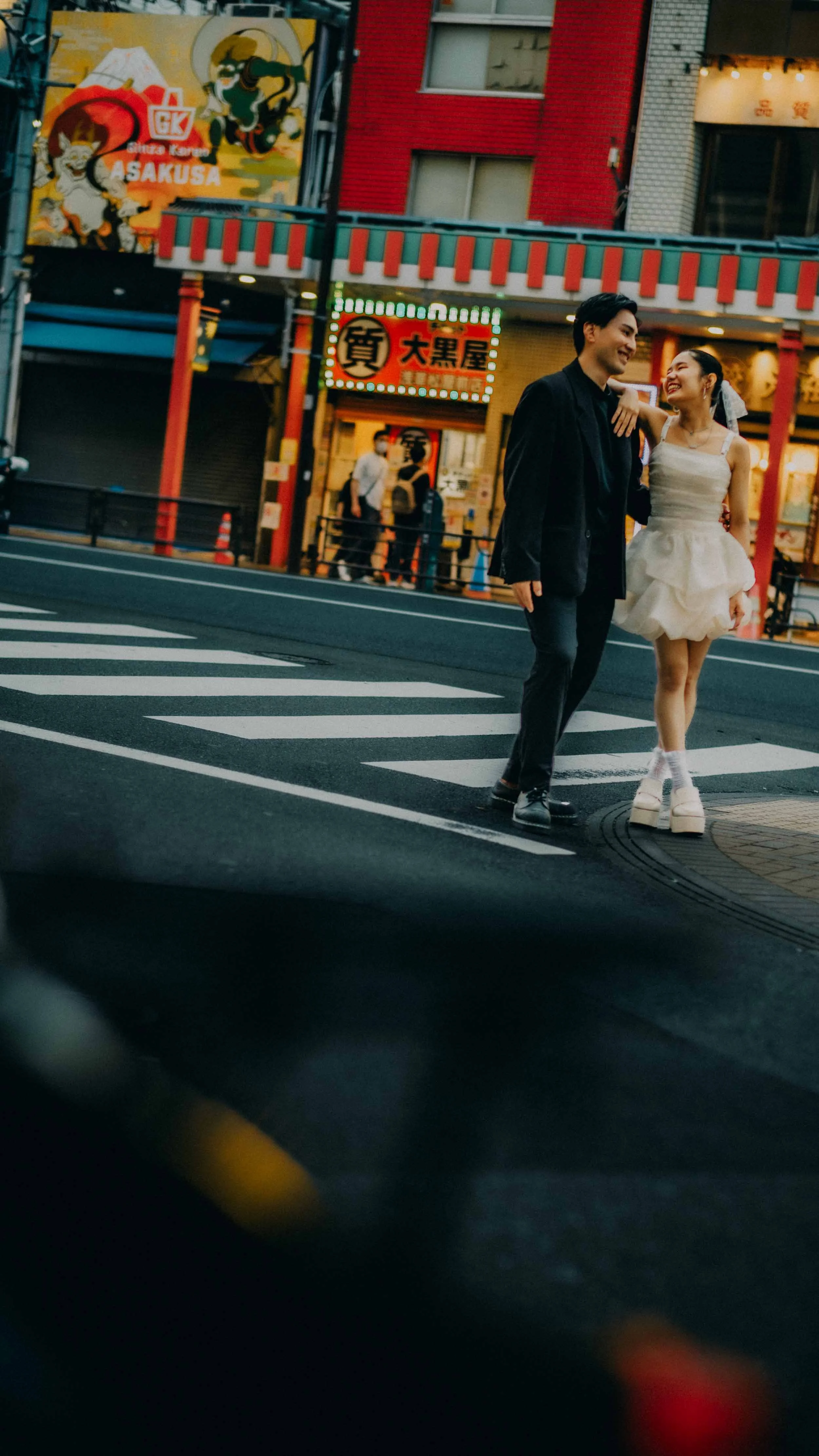 14-tokyo-engagement-asakusa-street-crosswalk-laughter-leicam11.jpg