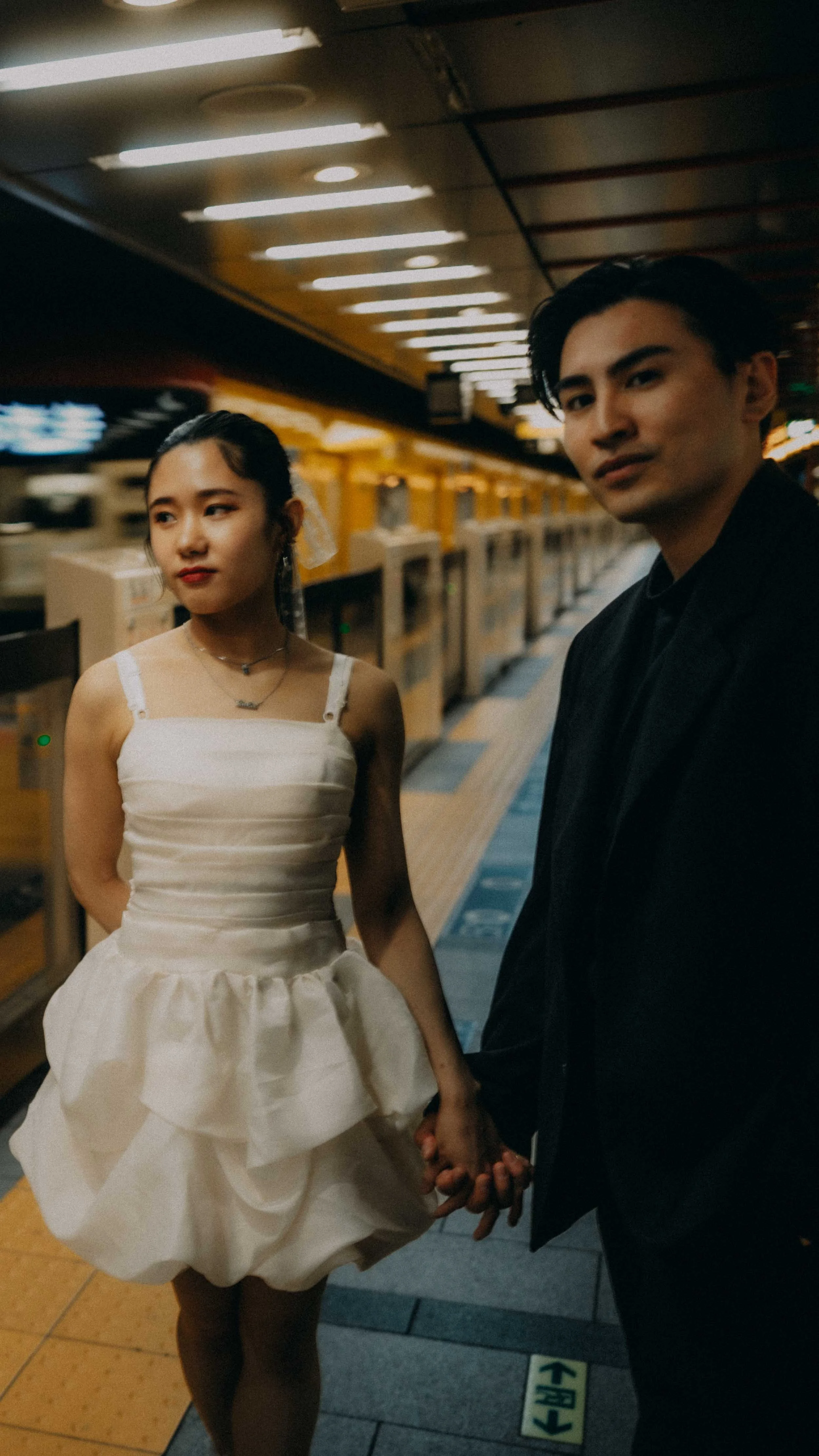 16-tokyo-engagement-ginzaline-platform-coupleportrait-leicaq3.jpg