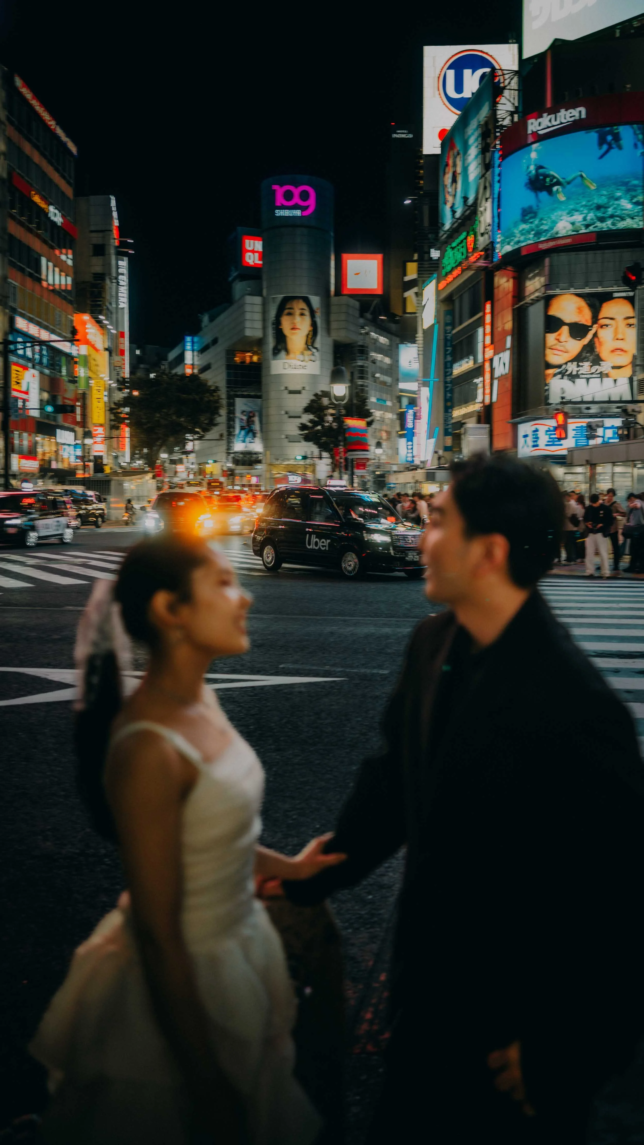 20-tokyo-engagement-shibuya-scramble-night-citylights-leicaq3.jpg