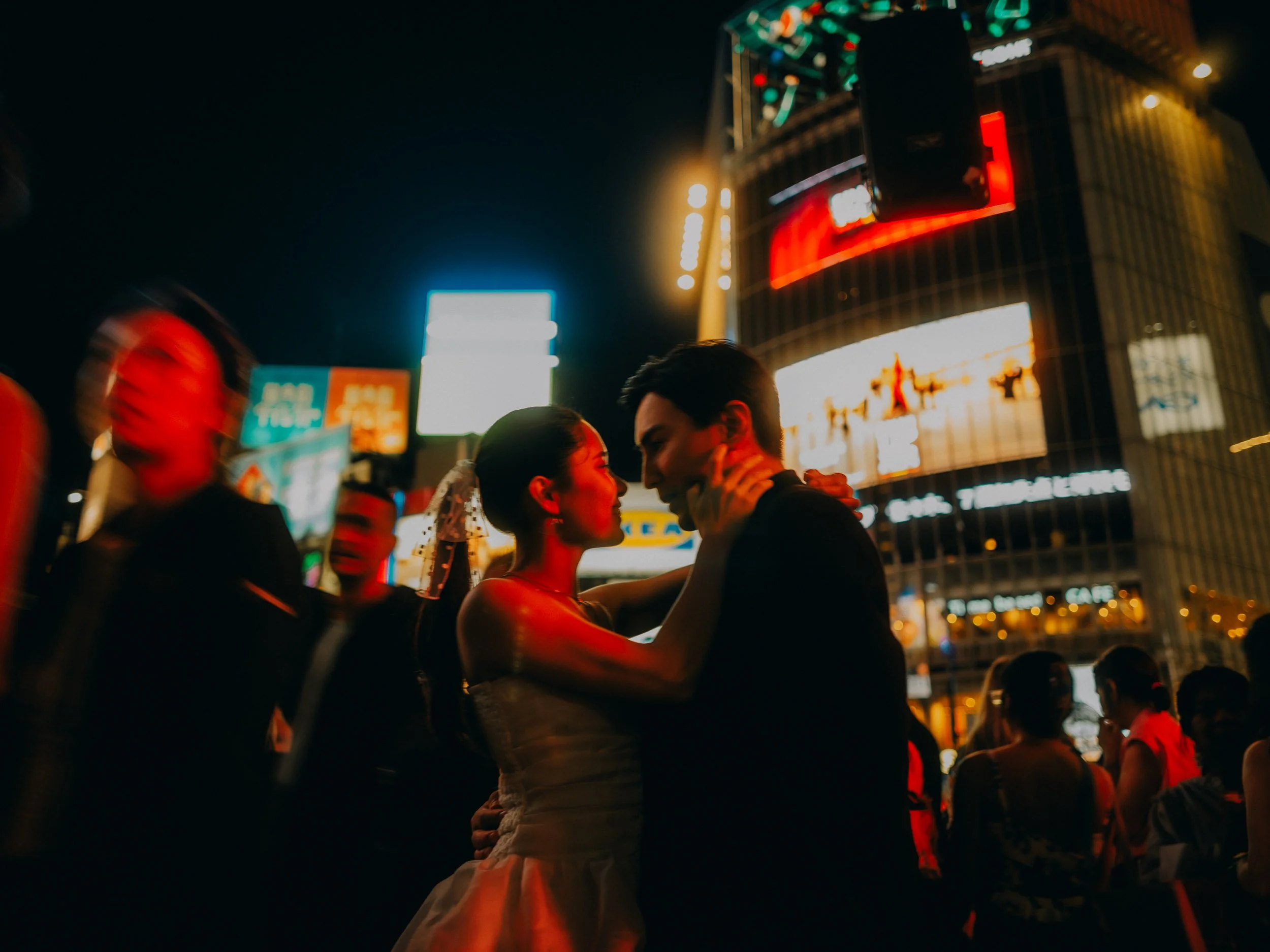 29-tokyo-engagement-shibuya-scramble-night-embrace-leicaq3.jpg